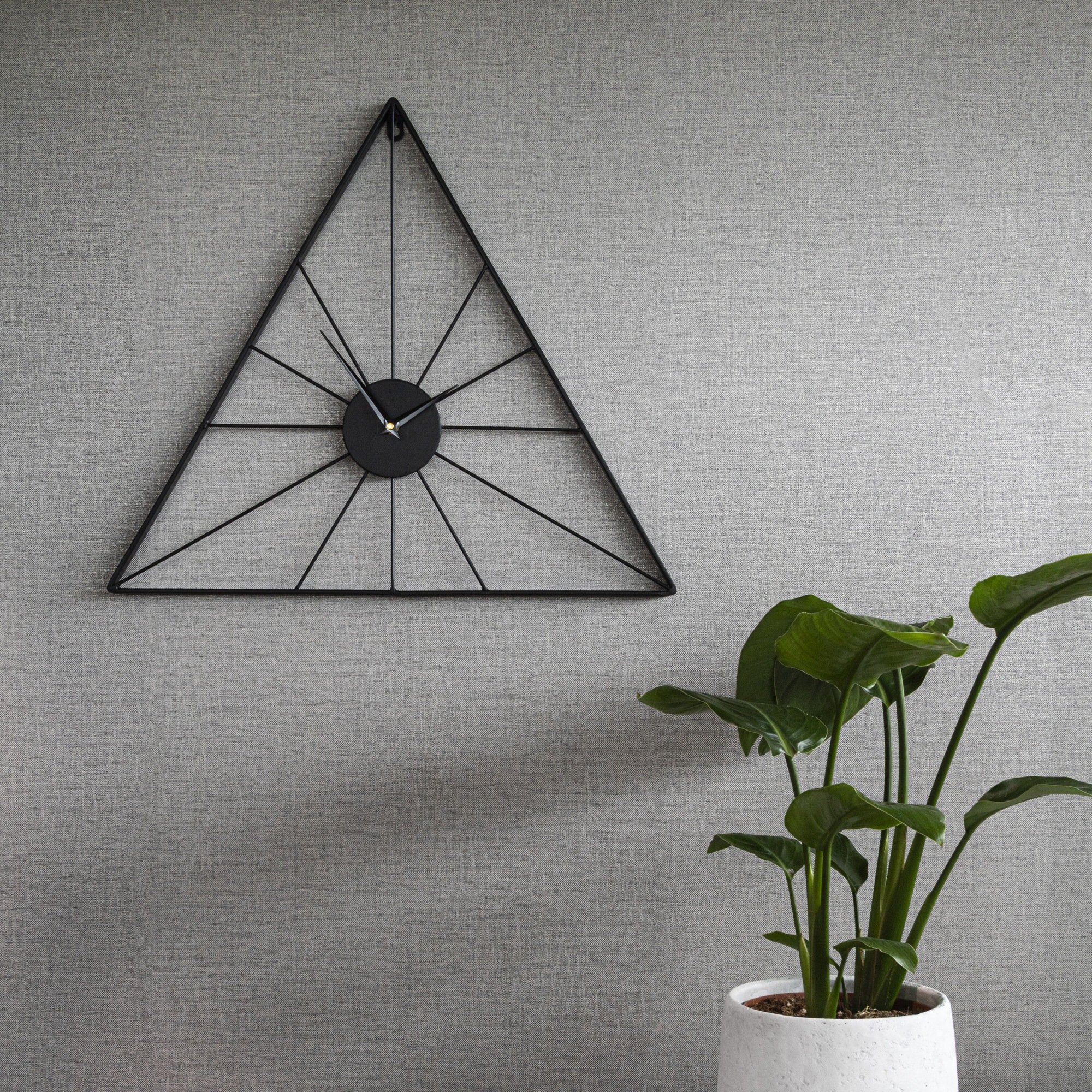 Art for the home Wanduhr »Luxus Wanduhr Dreieck«, Uhr - Luxuriöse schwarze Dreiecksuhr zum Aufhängen - 58cm x 50 cm