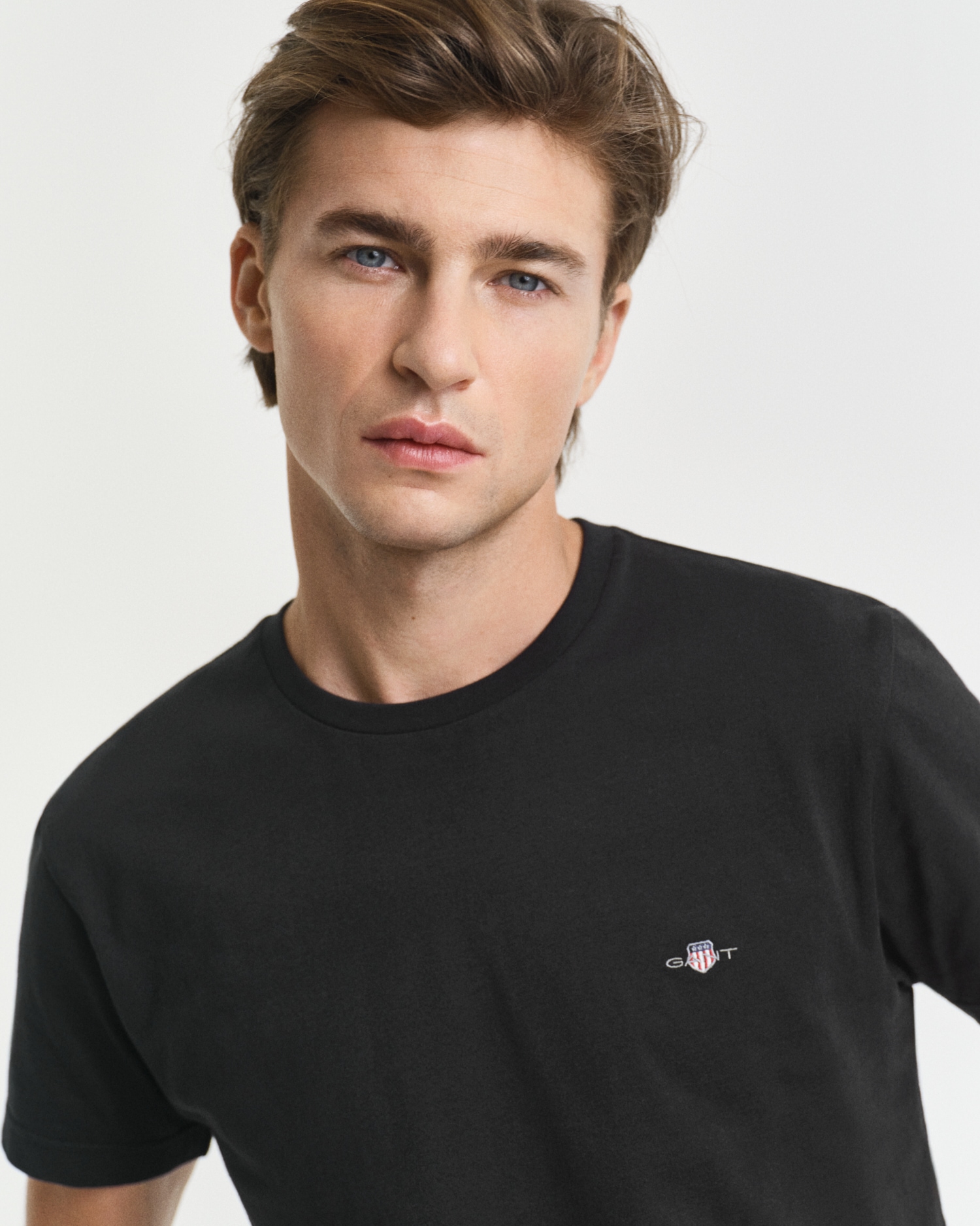 Gant T-Shirt »SLIM SHIELD SS T-SHIRT« mit Logostickerei auf der Brust