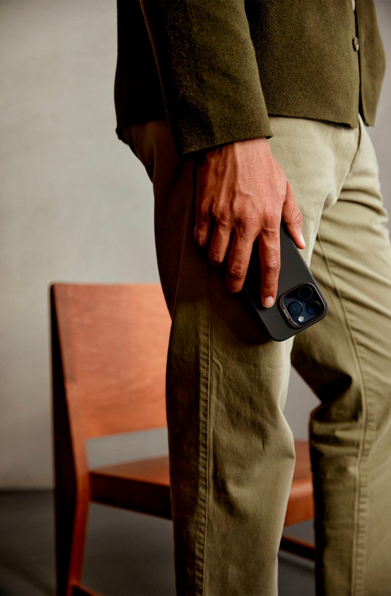 DECODED Smartphone-Hülle »Leather Backcover iPhone 16 Pro«, Smartphones