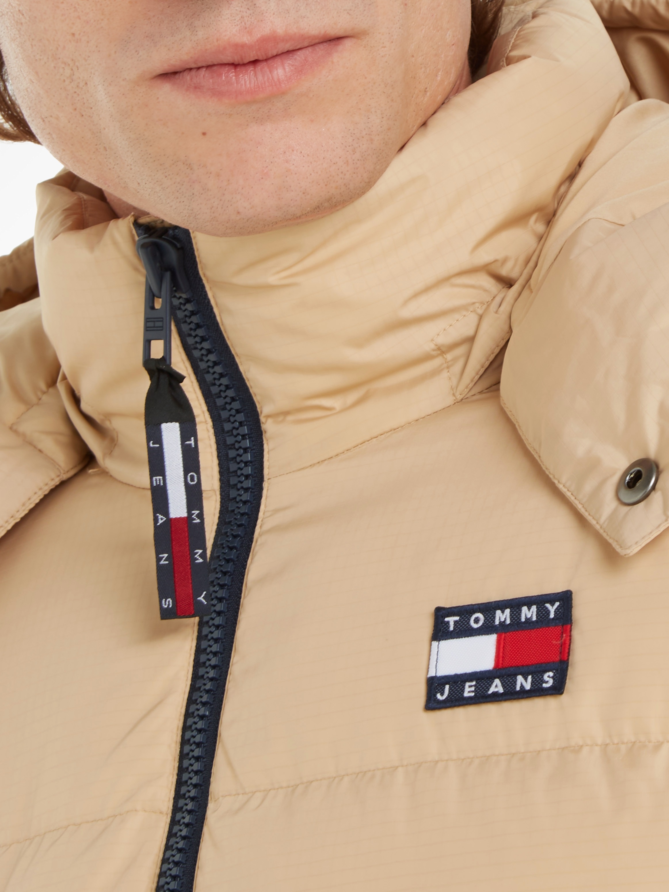 Tommy Jeans Steppjacke »TJM ALASKA PUFFER«, mit Kapuze, mit Markenlabel