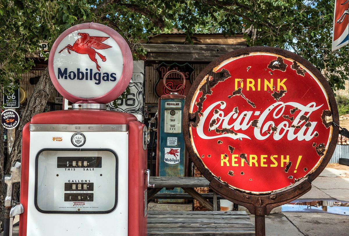 Papermoon Fototapete »Alte Tankstelle« günstig online kaufen