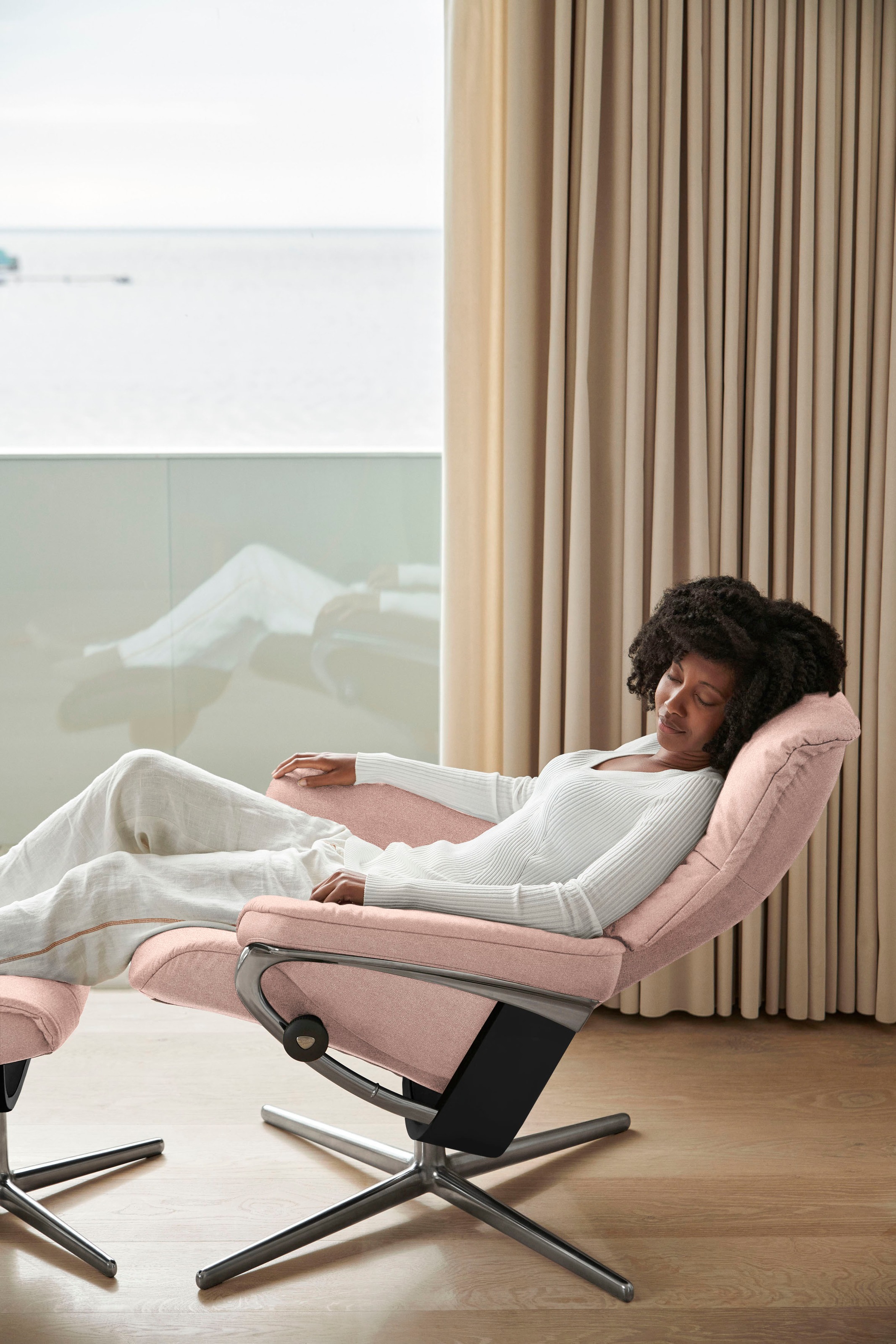 Stressless® Relaxsessel »Mayfair«, (Set, Relaxsessel mit Hocker), mit Hocker, mit Cross Base, Größe S, M & L, Holzakzent Schwarz
