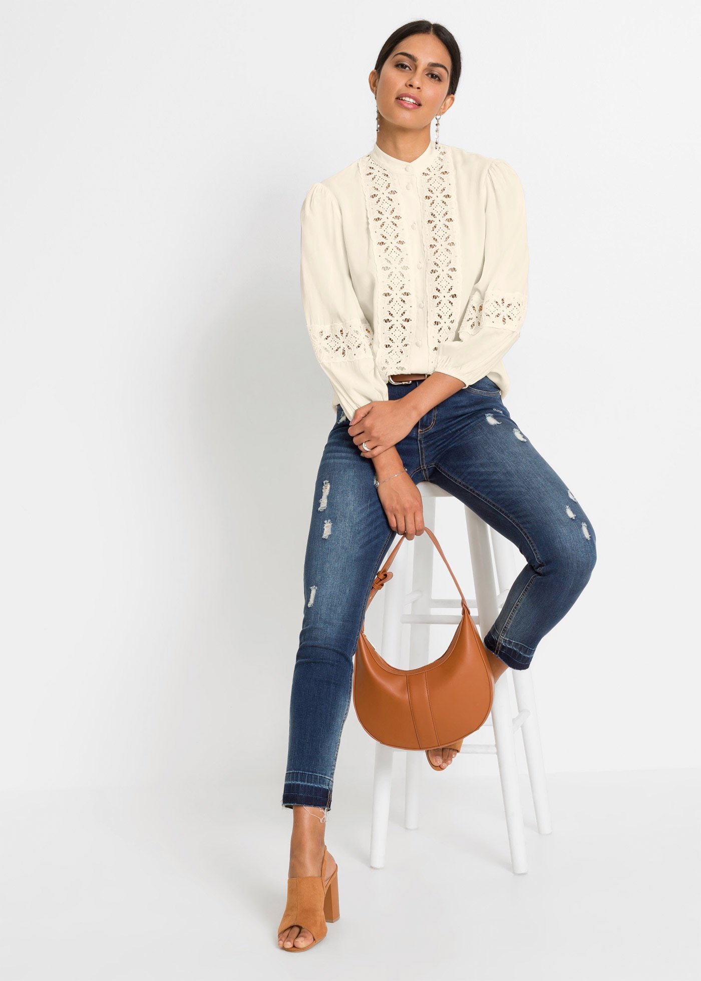 bonprix Spitzenbluse mit 3/4 Puffärmel, tolle Lochspitze, Stehkragen, Knopfleiste