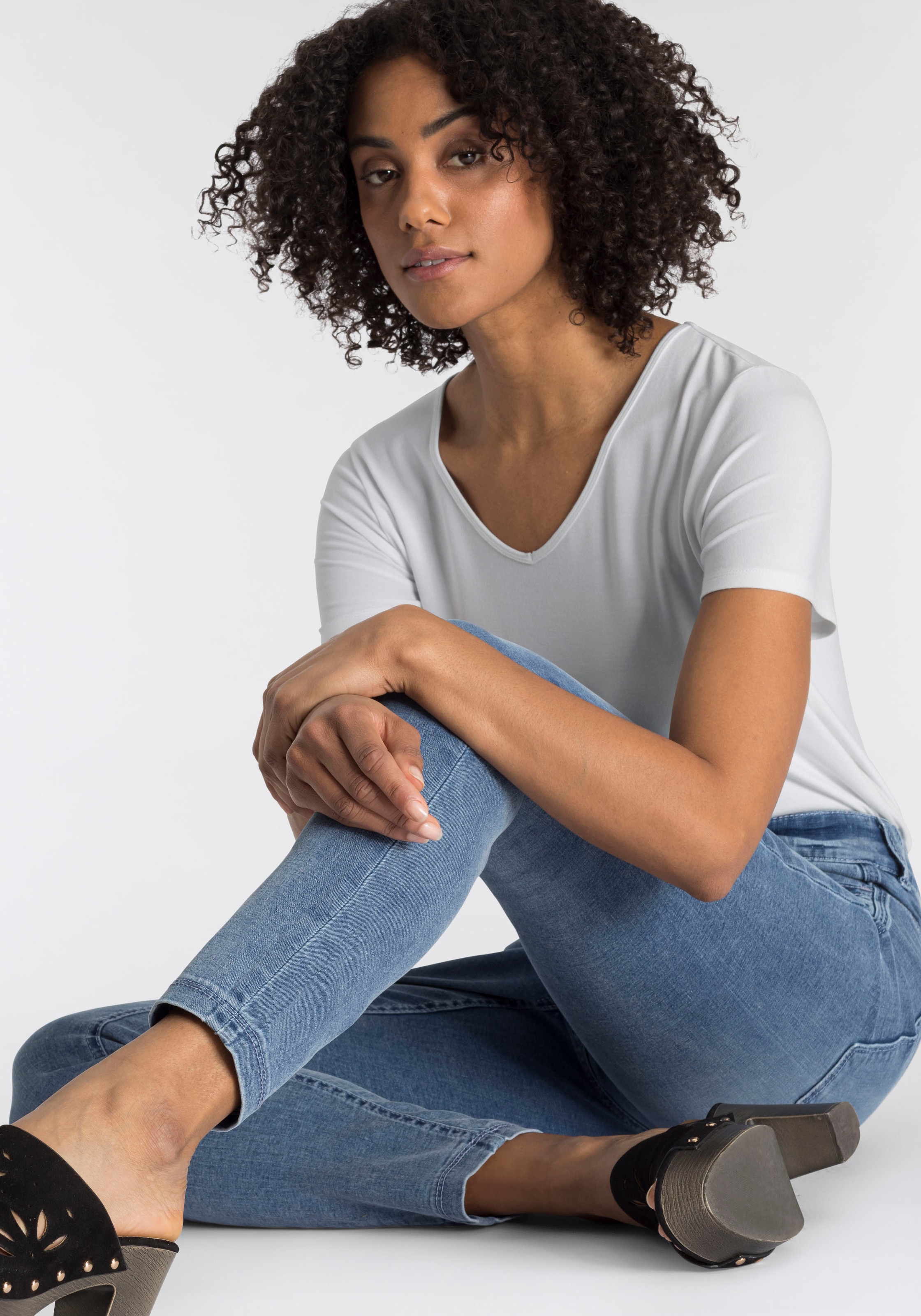 Tag Qualität ganzen bequem den Skinny-fit-Jeans Power-Stretch online MAC »Hiperstretch-Skinny«, sitzt kaufen