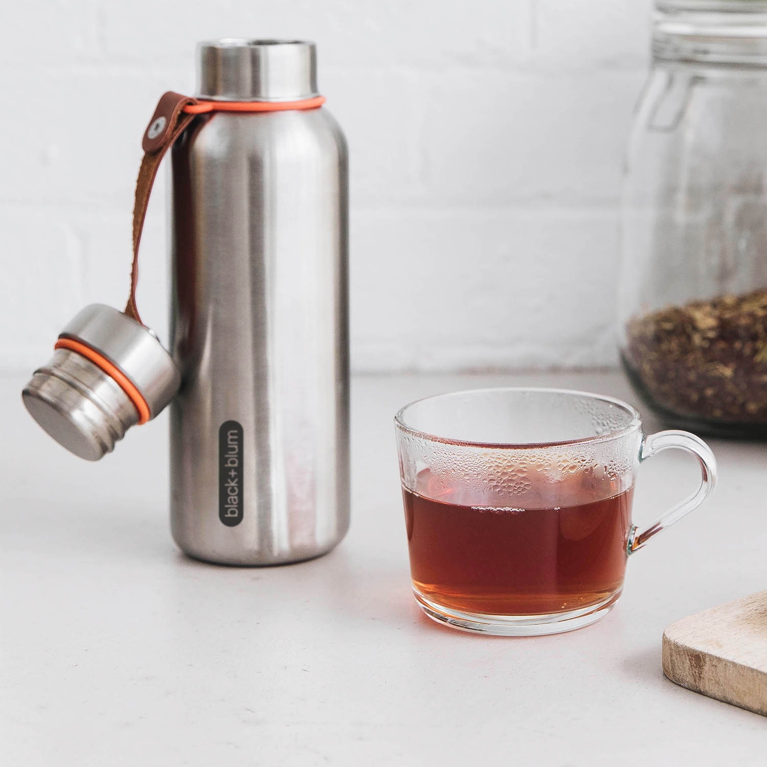 black+blum Isolierflasche »Insulated Bottle«, Edelstahl, Tragschlaufe aus Kunstleder, 500 ml