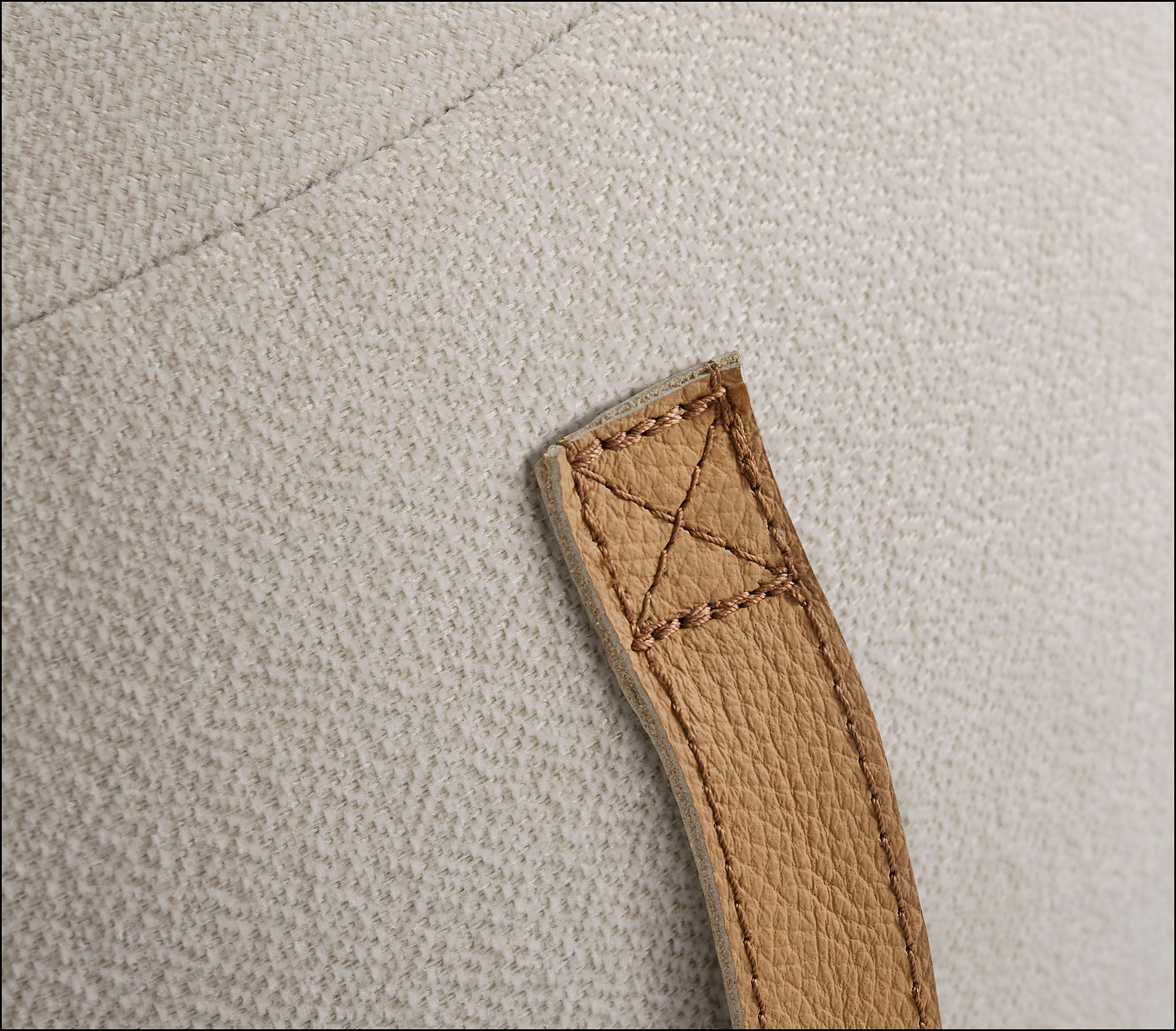 s.Oliver Hocker »Finnian, moderner Designhocker mit Lederriemen, softes Design« hochwertig, zum Wohlfühlen in Luxus-Microfaser/Struktur oder in Bouclé