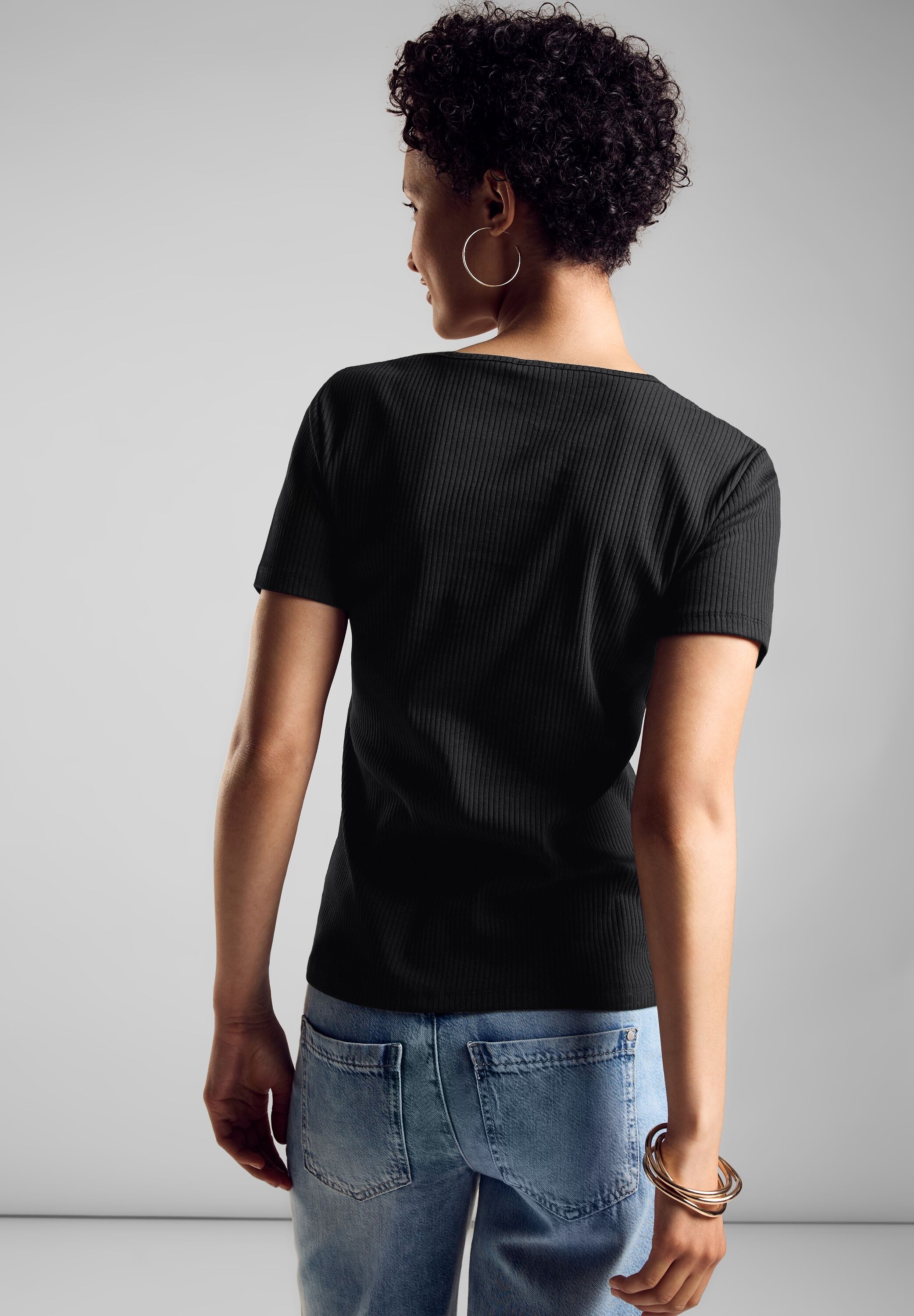 STREET ONE Kurzarmshirt, Rippoptik und V-Ausschnitt mit Schlitz