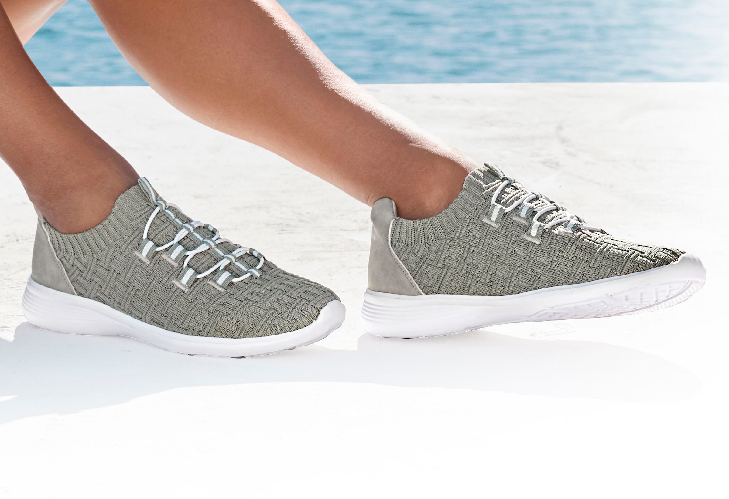 Vivance Sneaker »Slipper, Freizeitschuh, Halbschuh,«, ultraleicht zum Reinschlüpfen mit elastischen Schnürbändern VEGAN
