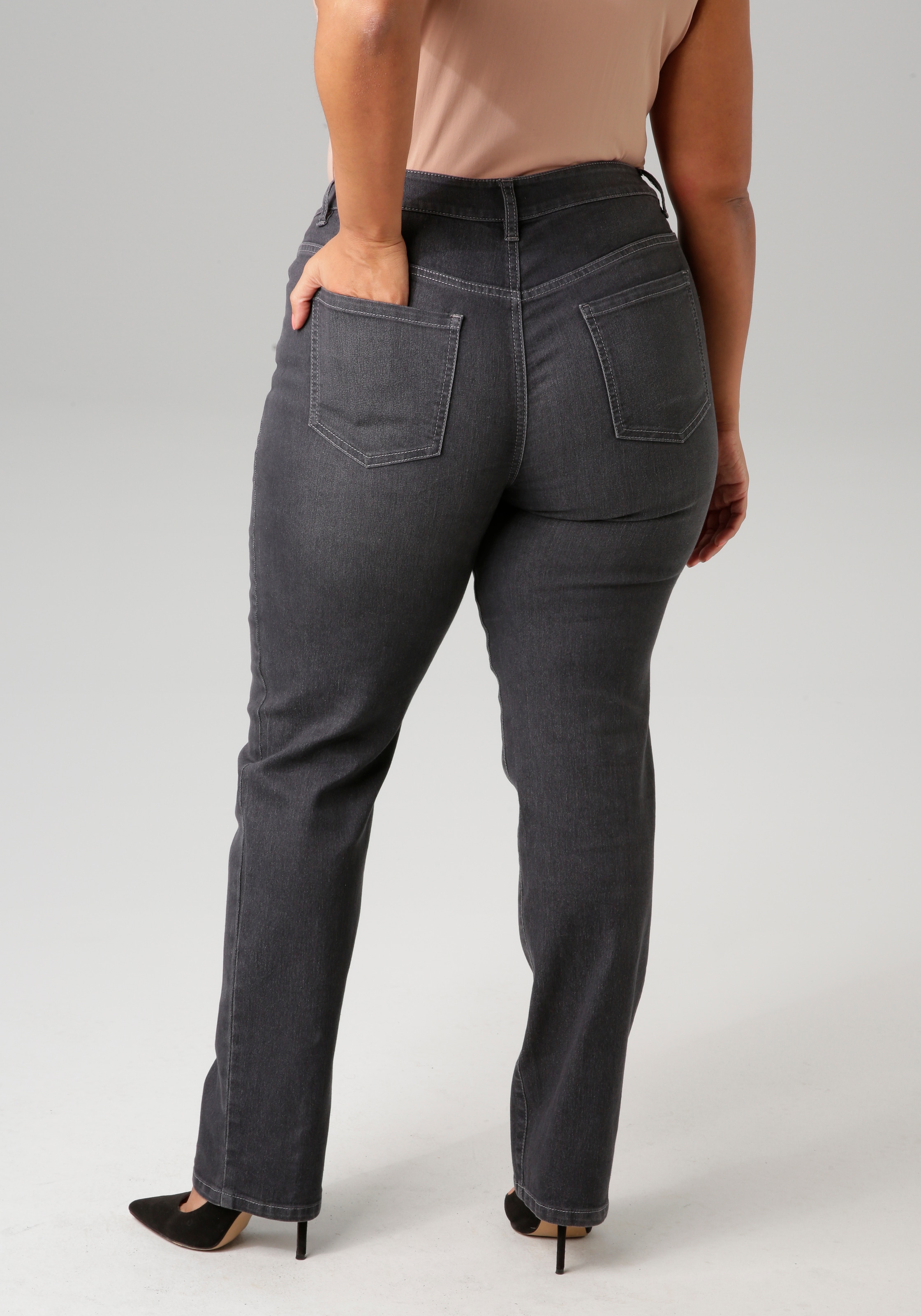 Aniston PLUS Straight-Jeans, mit leichtem Used-Effekt - NEUE KOLLEKTION