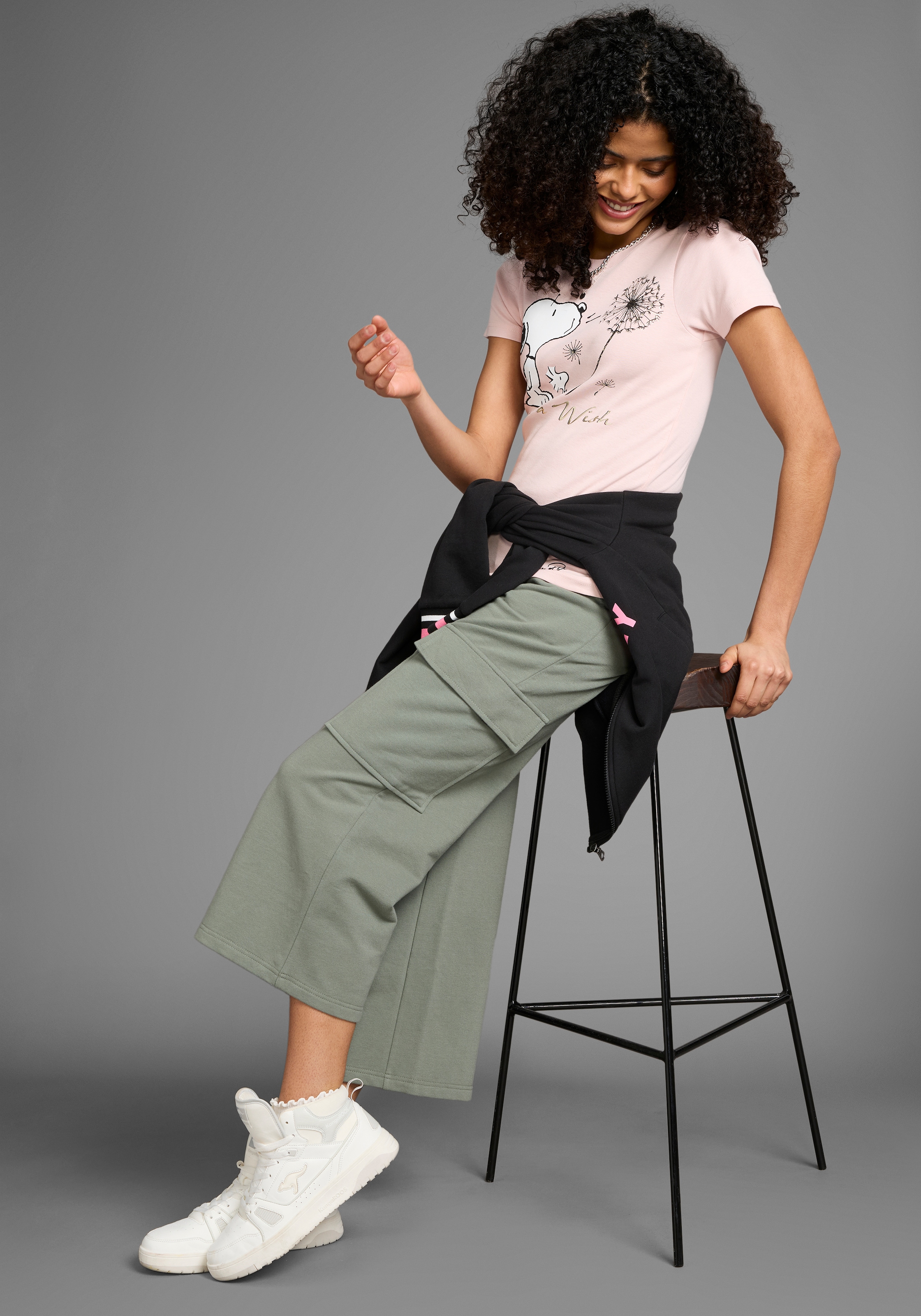 KangaROOS Kurzarmshirt, sehr figurbetonte Passform, bedruckte, melierte und metallic Optik