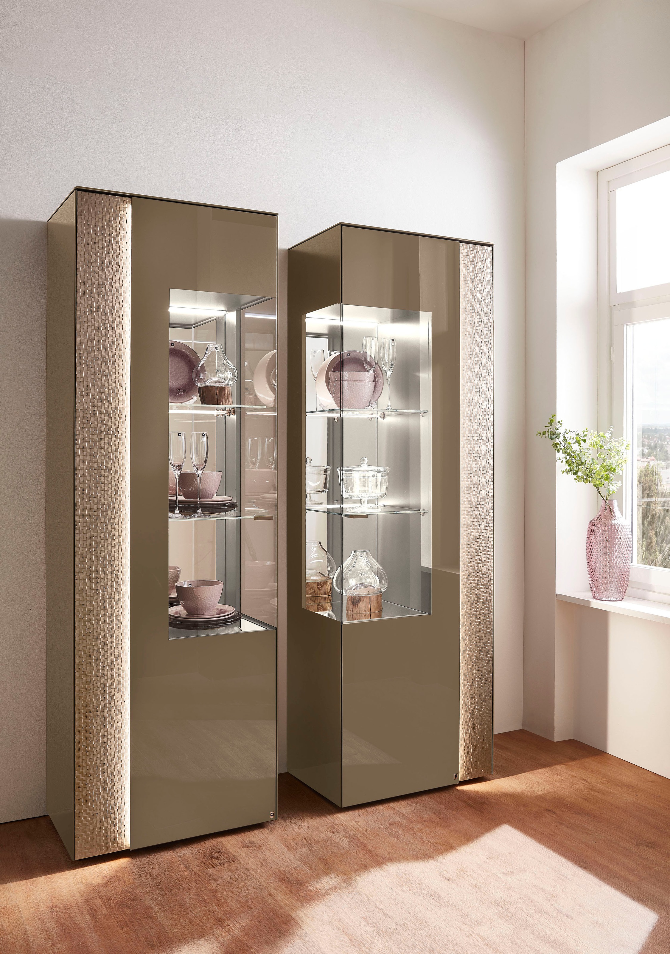 LEONARDO Vitrine »AUREA« mit Pailletten-Akzent, wahlweise mit Beleuchtung Lack palazzo/Paillette palazzo