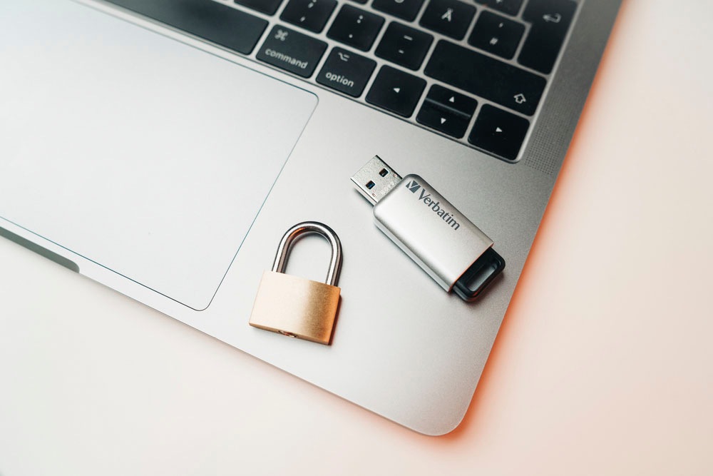 Verbatim USB-Stick »Secure Pro 64GB«, (USB 3.2 Lesegeschwindigkeit 35 MB/s)