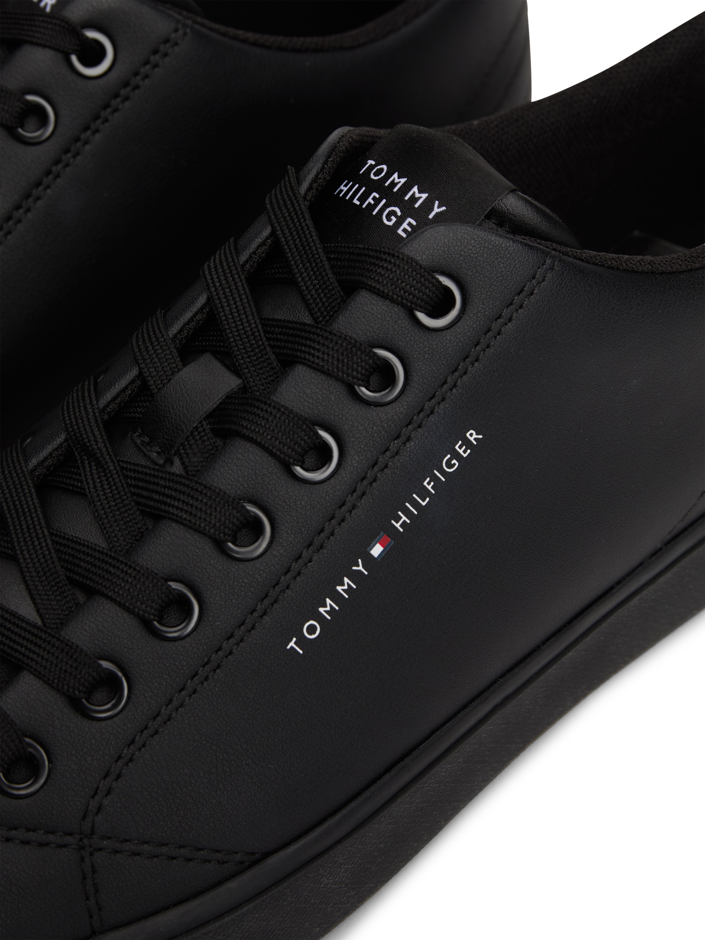 Tommy Hilfiger Sneaker »TH HI VULC CORE LOW LEATHER ESS«, Freizeitschuh, Halbschuh, Schnürschuh mit Ziernähten an der Ferse