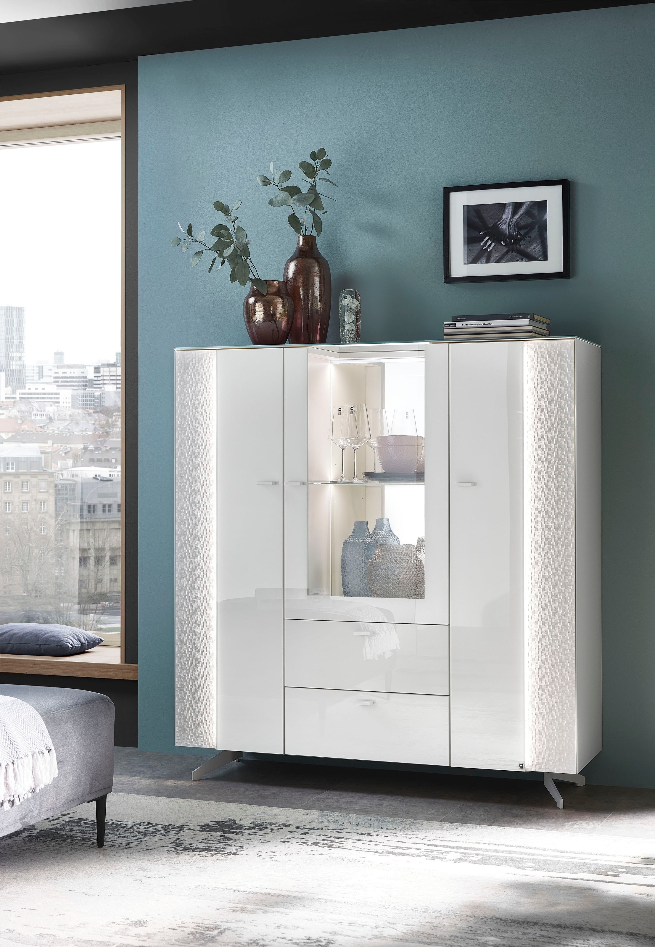 LEONARDO Highboard »AUREA« mit Pailletten-Akzent, wahlweise mit Beleuchtung Lack weiß/Paillette weiß