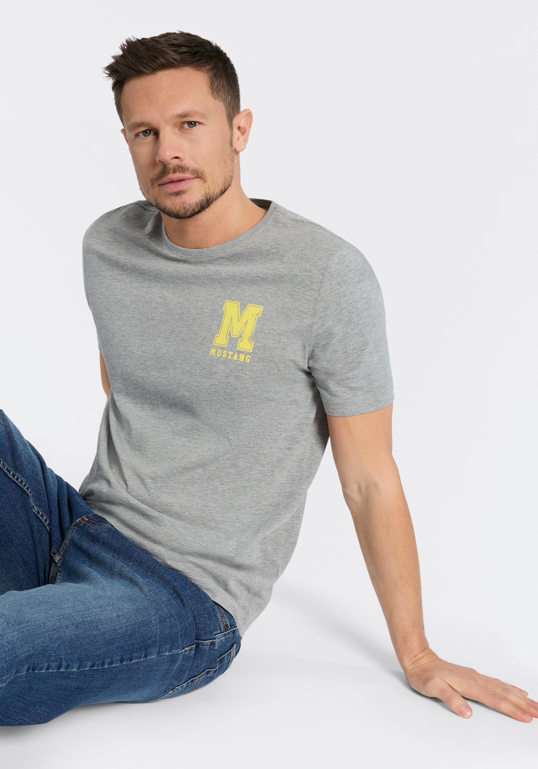 MUSTANG Rundhalsshirt »Alex Logo Brust« normale Passform, Kurzarm-Design, lässiger Stil