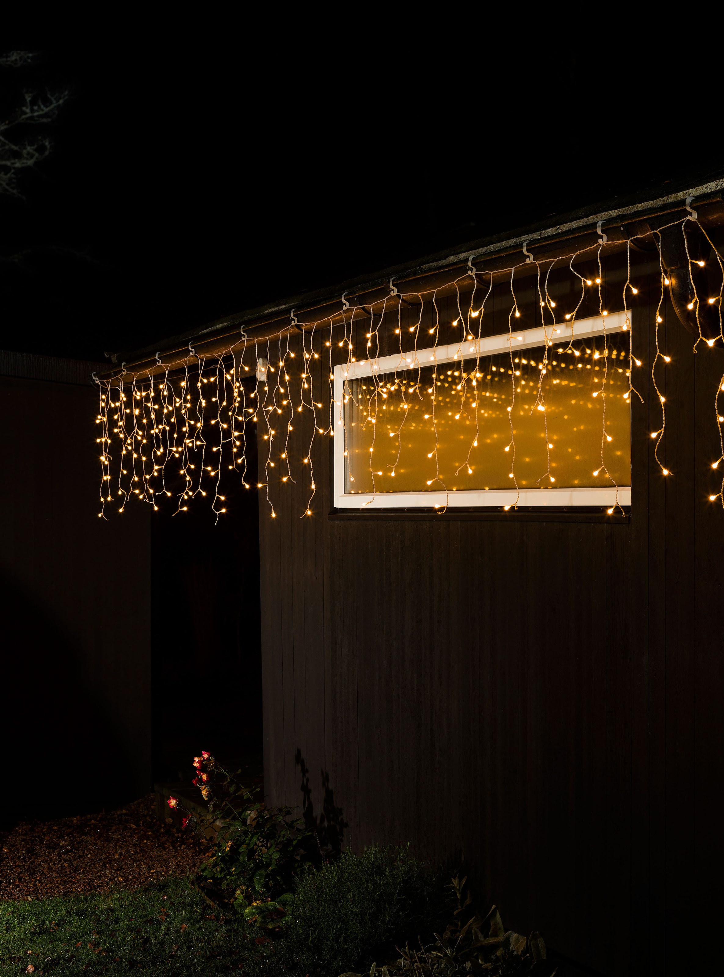 KONSTSMIDE LED-Lichtervorhang »Weihnachtsdeko aussen«, 200 St.-flammig, LED  Eisregen mit weißen Globes, 200 bernsteinfarbene Diode auf Rechnung kaufen
