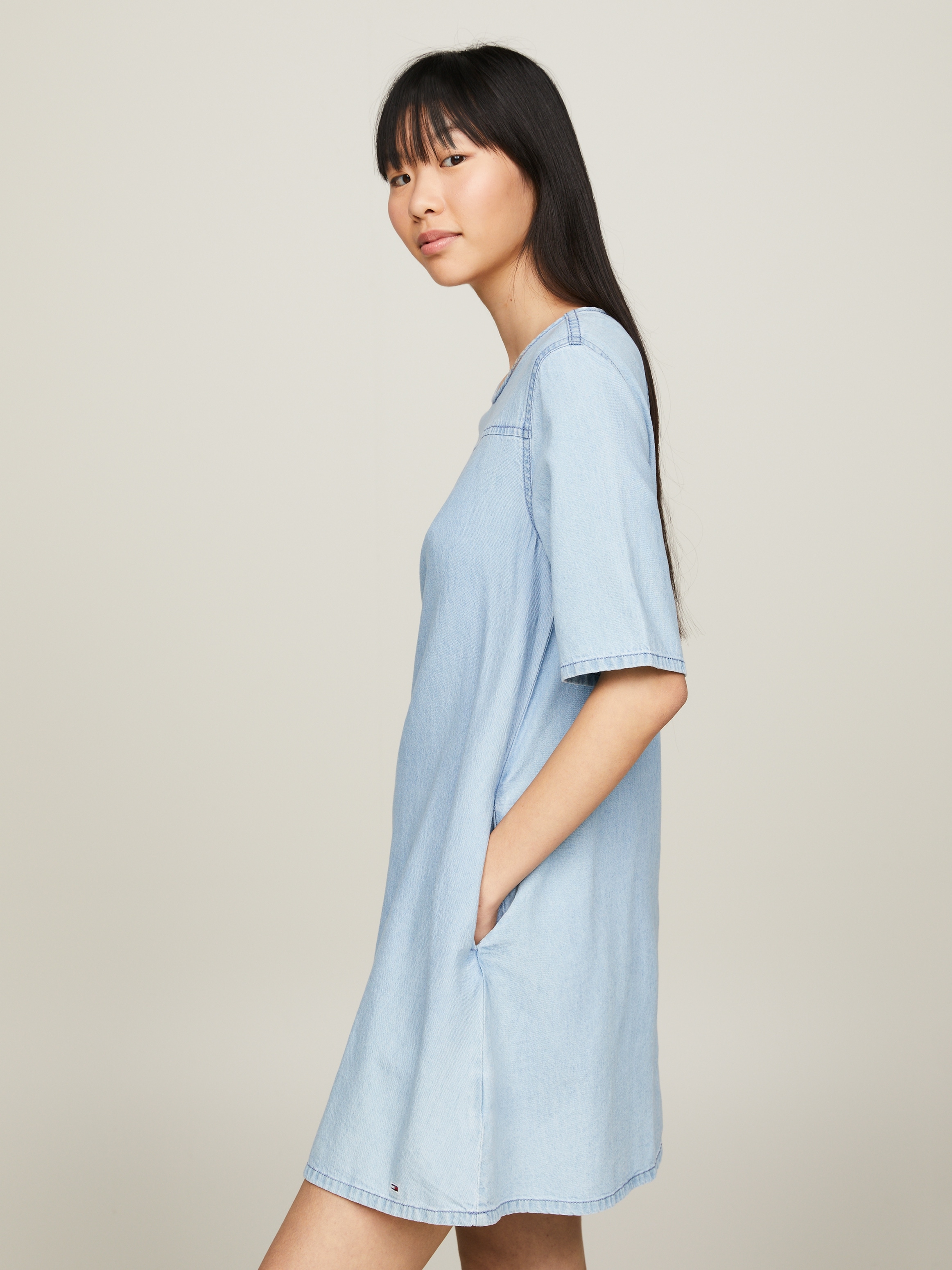 Tommy Jeans A-Linien-Kleid »TJW CHAMBRAY A-LINE SS DRESS EXT«, mit Tommy Jeans Flagge