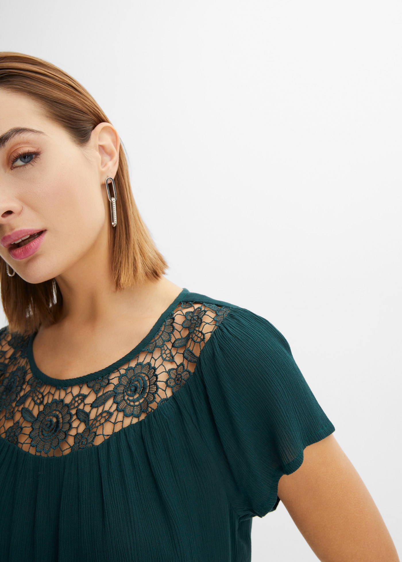 bonprix Spitzenbluse »Bluse aus reiner Viskose« bequeme Passform, Crêpe aus Viskose, mit tollem Spitzeneinsatz