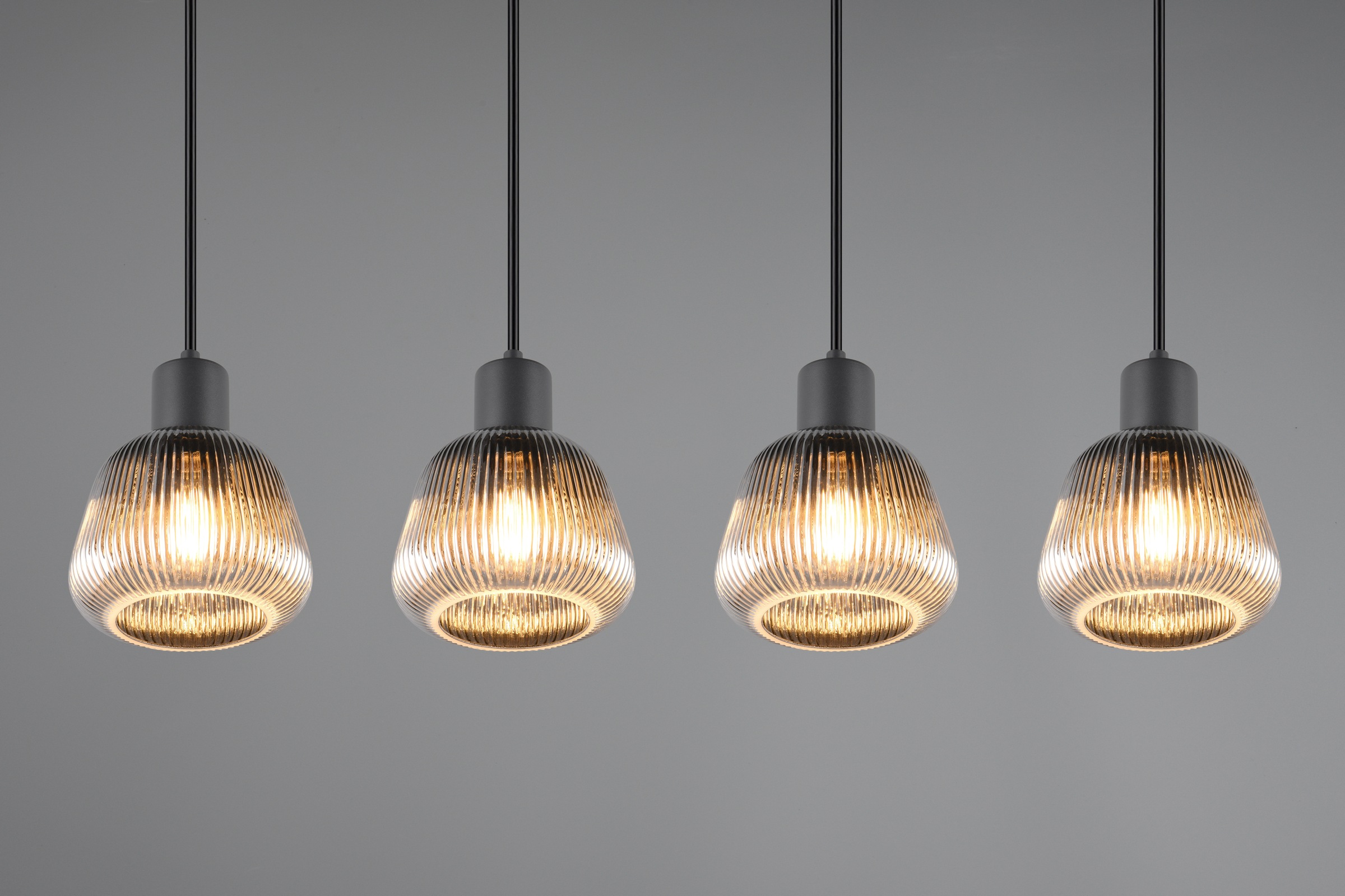 TRIO Leuchten Pendelleuchte »TARIFA, 4-flammige Hängeleuchte exkl 4xE27 max 25W, Glas Hängelampe«, 4 flammig, Leuchtmittel E27 | Leuchtmittel wechselbar, höhenverstellbar max 150cm Glas in Riffeloptik und leicht verspiegelt