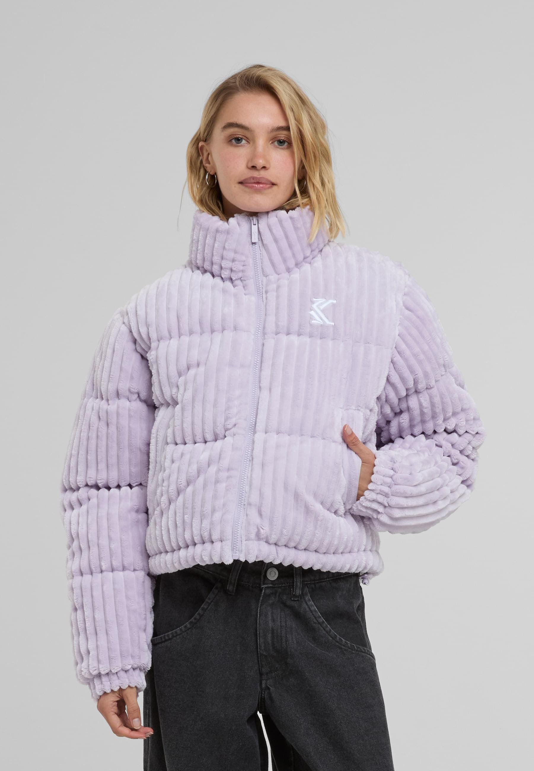 Karl Kani Winterjacke »Karl Kani KK Og Fuzzy Corduroy Short Puffer Jacket« 1 Stk. tlg. ohne Kapuze