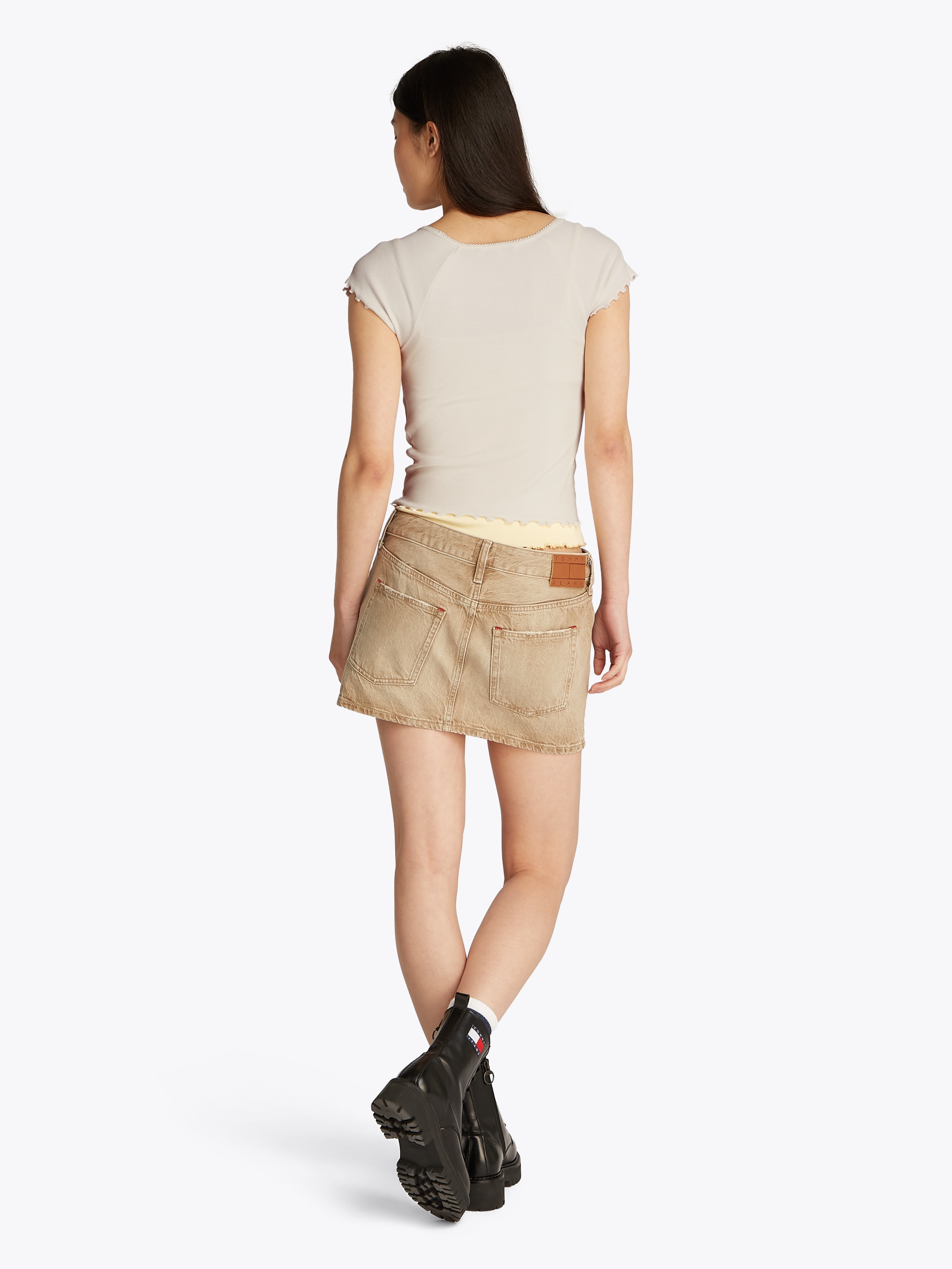 Tommy Jeans Kurzarmshirt »TJW SLIM VNECK GMD RIB SS«, mit Rollkanten, im femininen Stil