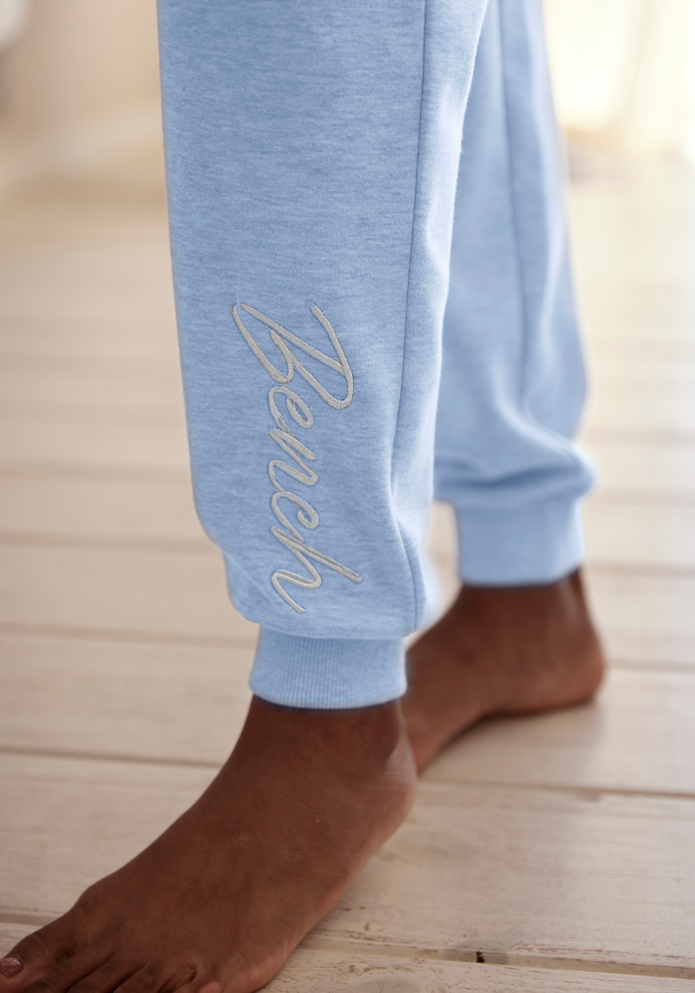 Bench. Loungewear Relaxhose »-Loungehose, Sweathose«, mit glänzender Logostickerei, Loungewear, Loungeanzug