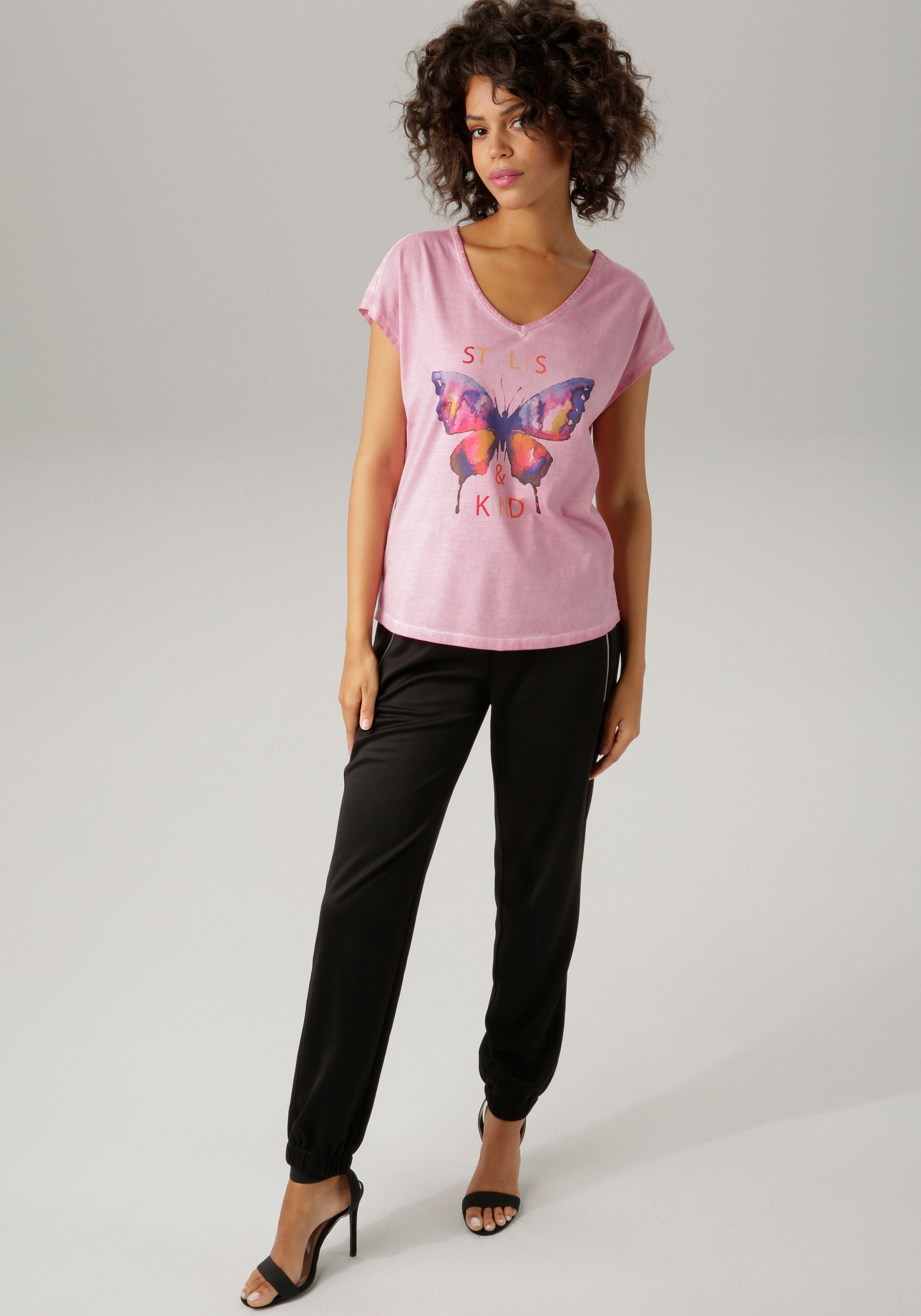 Aniston CASUAL T-Shirt, online Schriftzug bestellen batikfarbigem und Schmetterling mit