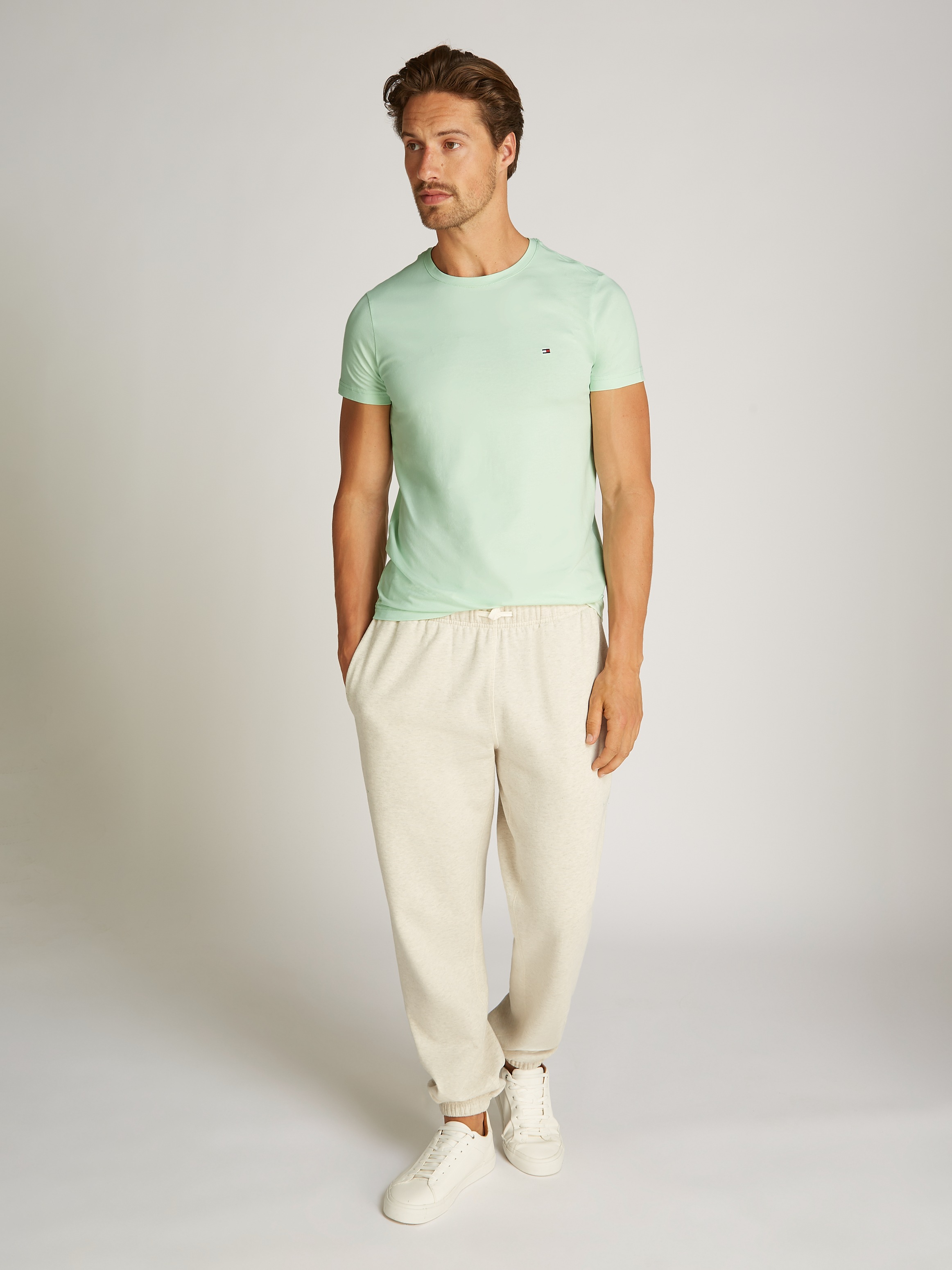 Tommy Hilfiger T-Shirt »STRETCH SLIM FIT TEE mit Rundhals und Logostickerei« unifarben, casual, slim fit, Baumwollmix, Rundhals