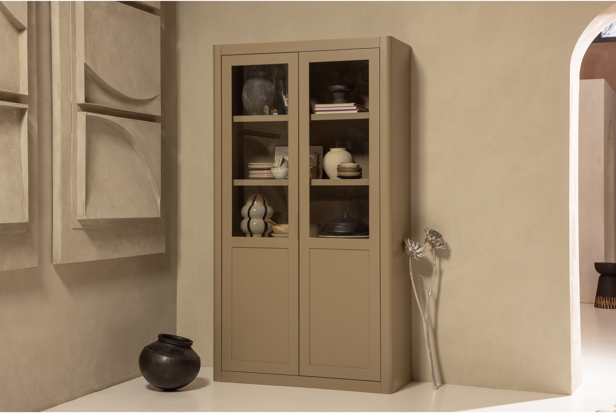 WOOOD Vitrine »GUNNAR« FSC®-zertifizierte Kiefer, bietet stilvolle Aufbewahrung auf 4 Böden