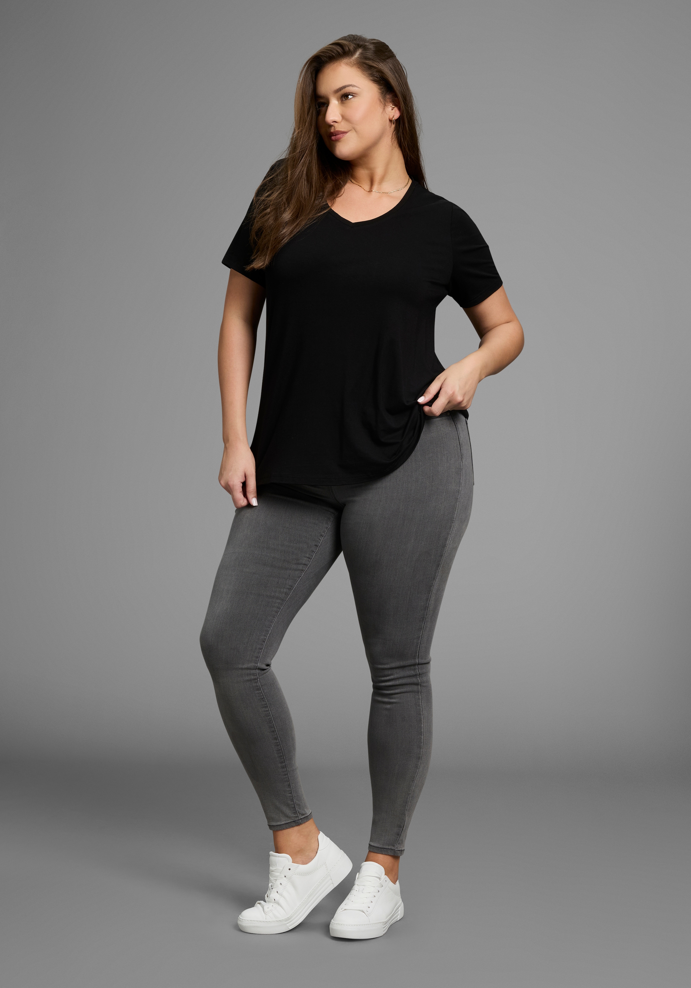 Laura Scott CURVE T-Shirt mit V-Ausschnitt aus fließender Viskose - GROSSE GRÖSSE