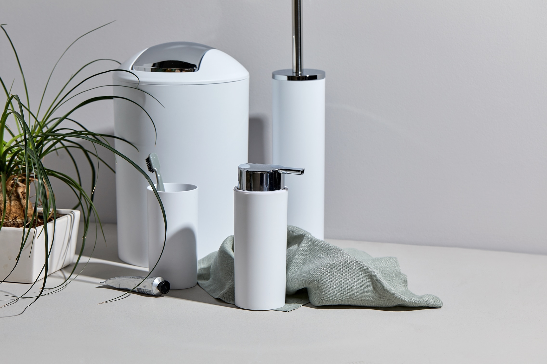 WENKO Badaccessoire-Set »Calvo« Seifenspender, Zahnputzbecher, WC-Garnitur & Kosmetikeimer
