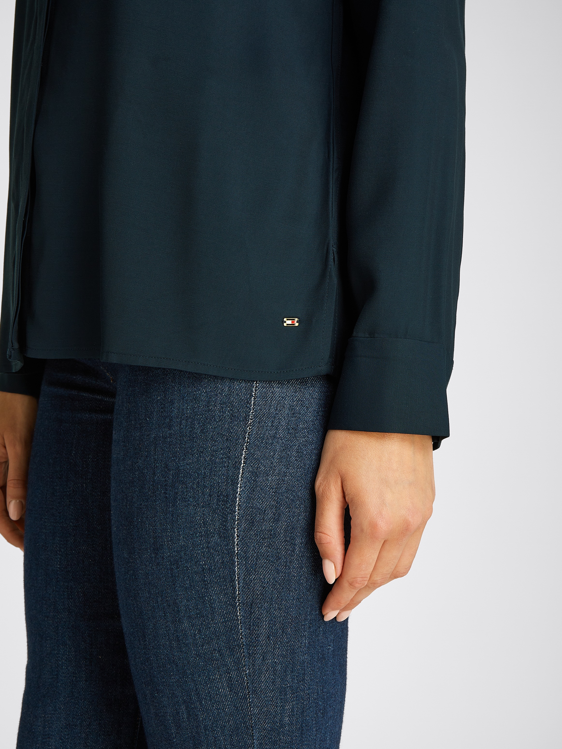 Tommy Hilfiger Hemdbluse »SOFT VISCOSE REGULAR LS SHIRT«, in Unifarbe, mit Metalllabel