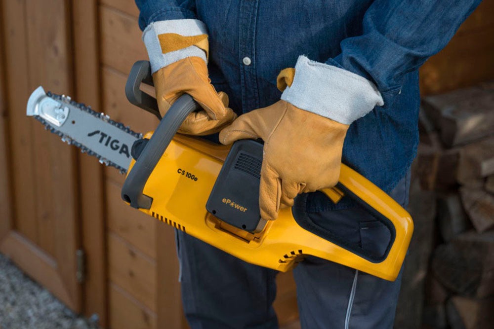 STIGA GARDEN Akku-Kettensäge »CS 100e« Spar-Set,  14,5 m/s, inkl. 4 Ah Akku und Ladegerät