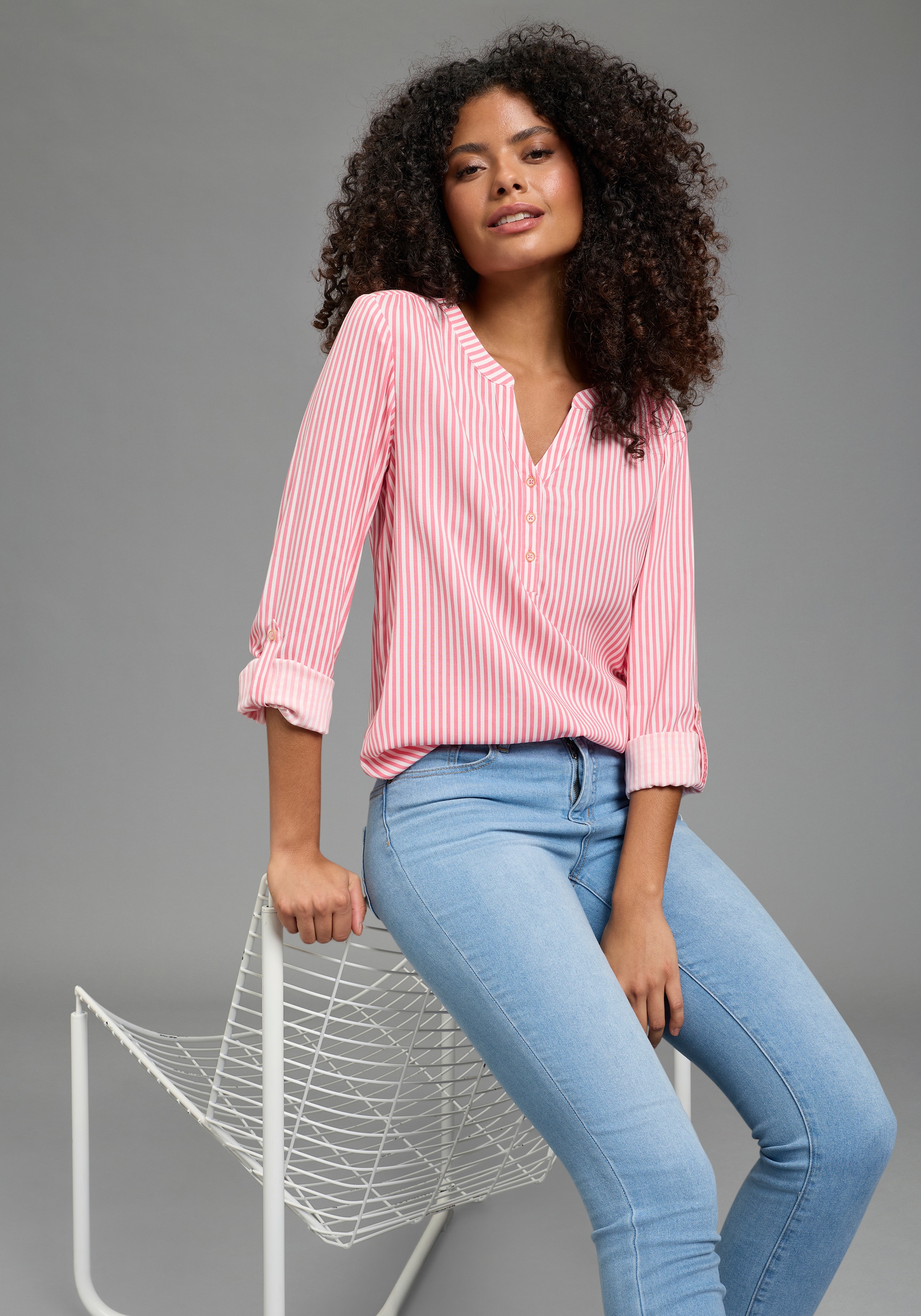 KangaROOS Schlupfbluse Langarmbluse, figurumspielende Passform, Rundhalsausschnitt