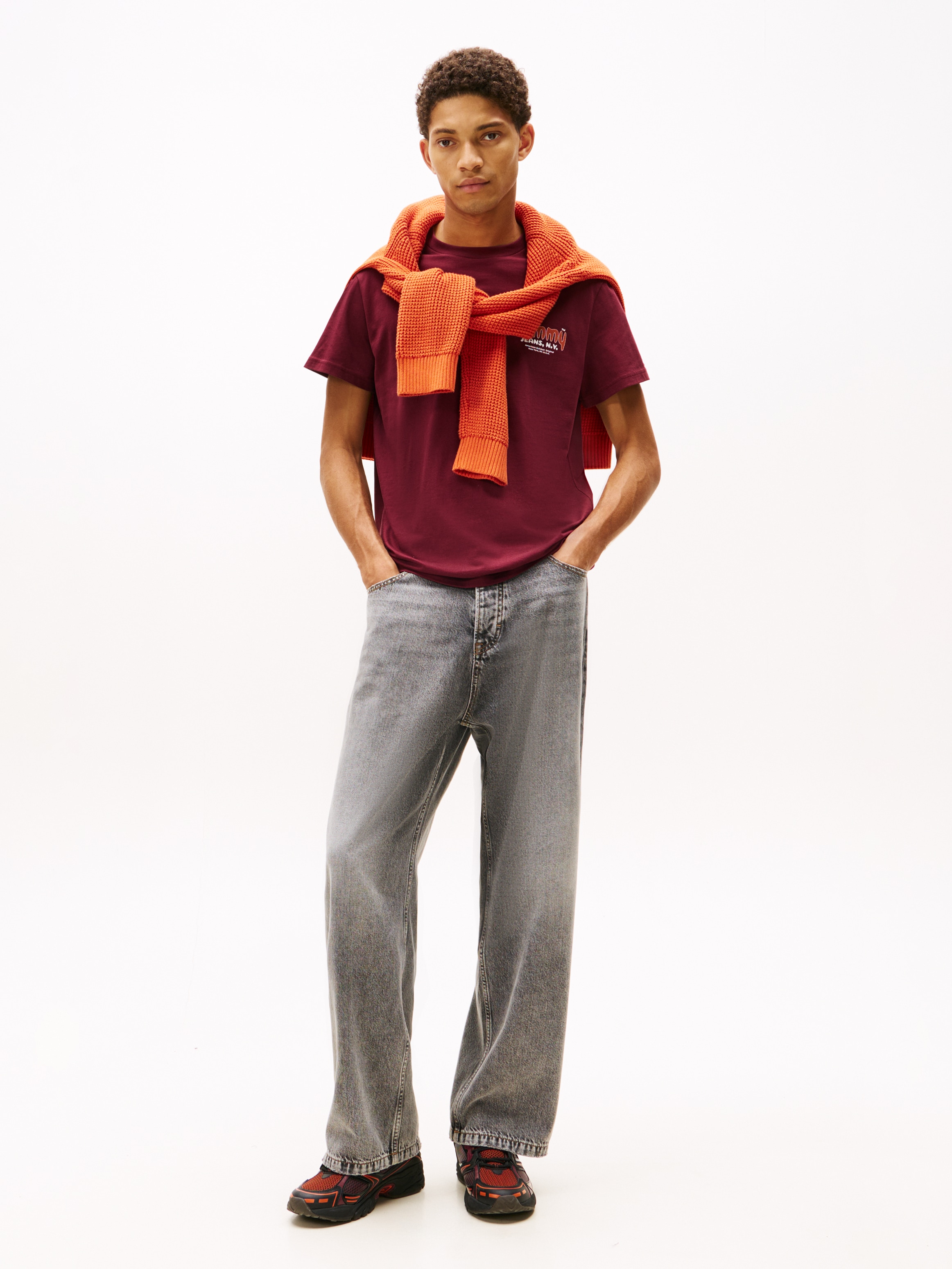 Tommy Jeans T-Shirt »FONT PLAY TEE« Slim fit mit Rundhalsausschnitt