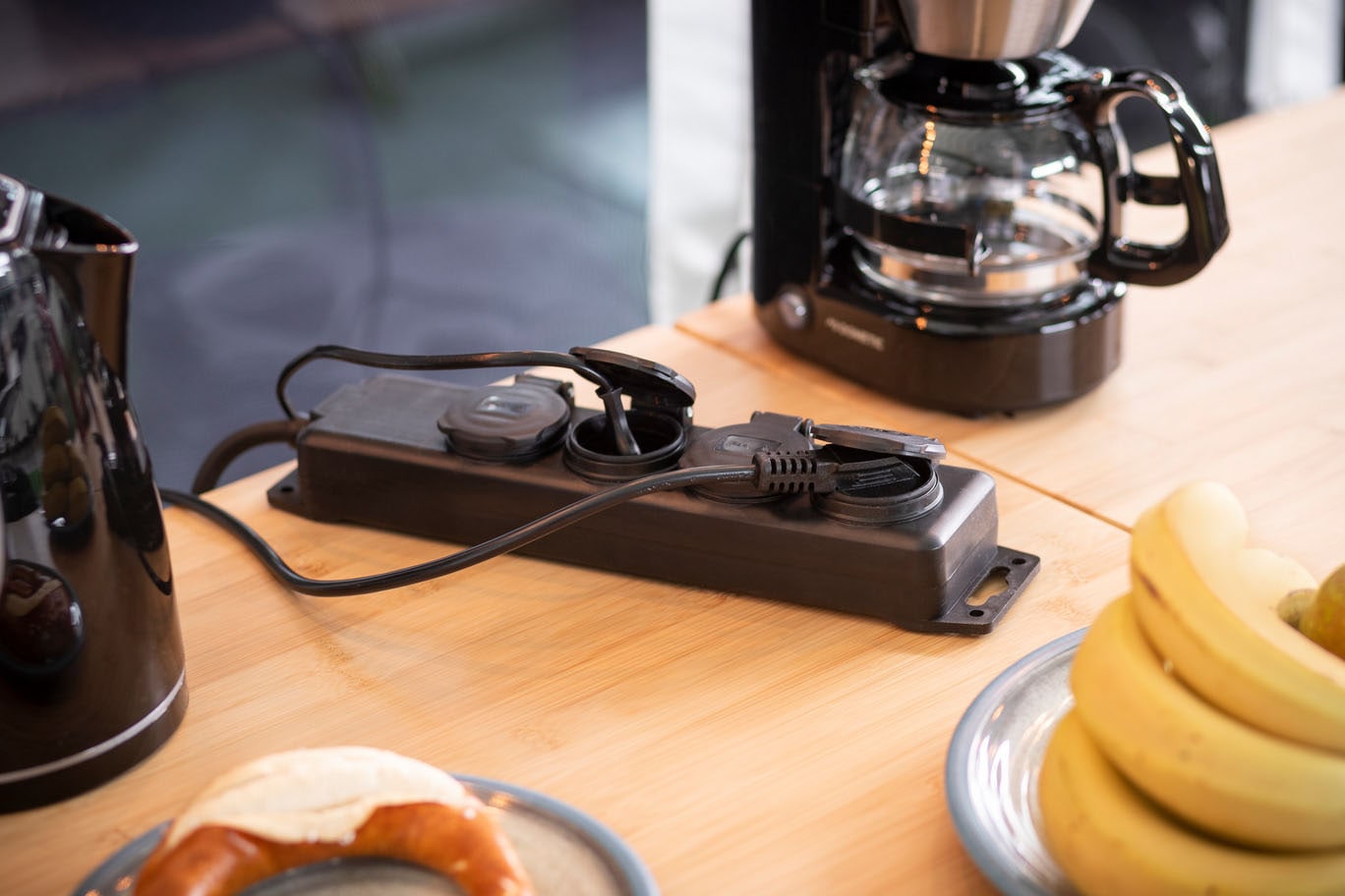 Brennenstuhl Steckdosenleiste »Steckdosenverteiler 4-fach 2m« 4-fach (Klappendeckel | Tragegriff Kabellänge 200 m)