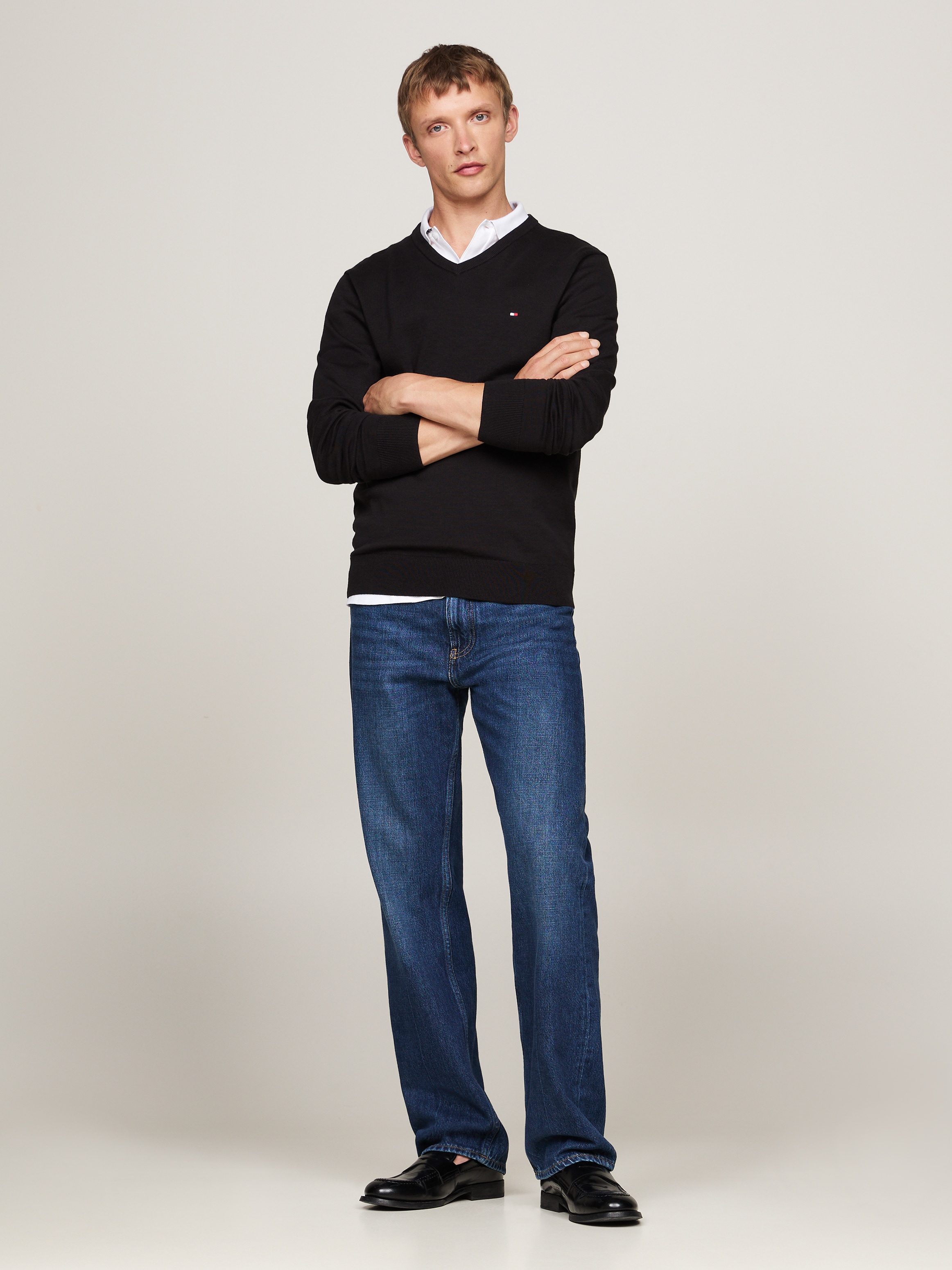 Tommy Hilfiger Strickpullover »ESSENTIAL COTTON V NECK mit V-Ausschnitt und Stickerei«, unifarben, casual, regular fit, Baumwolle, V-Ausschnitt