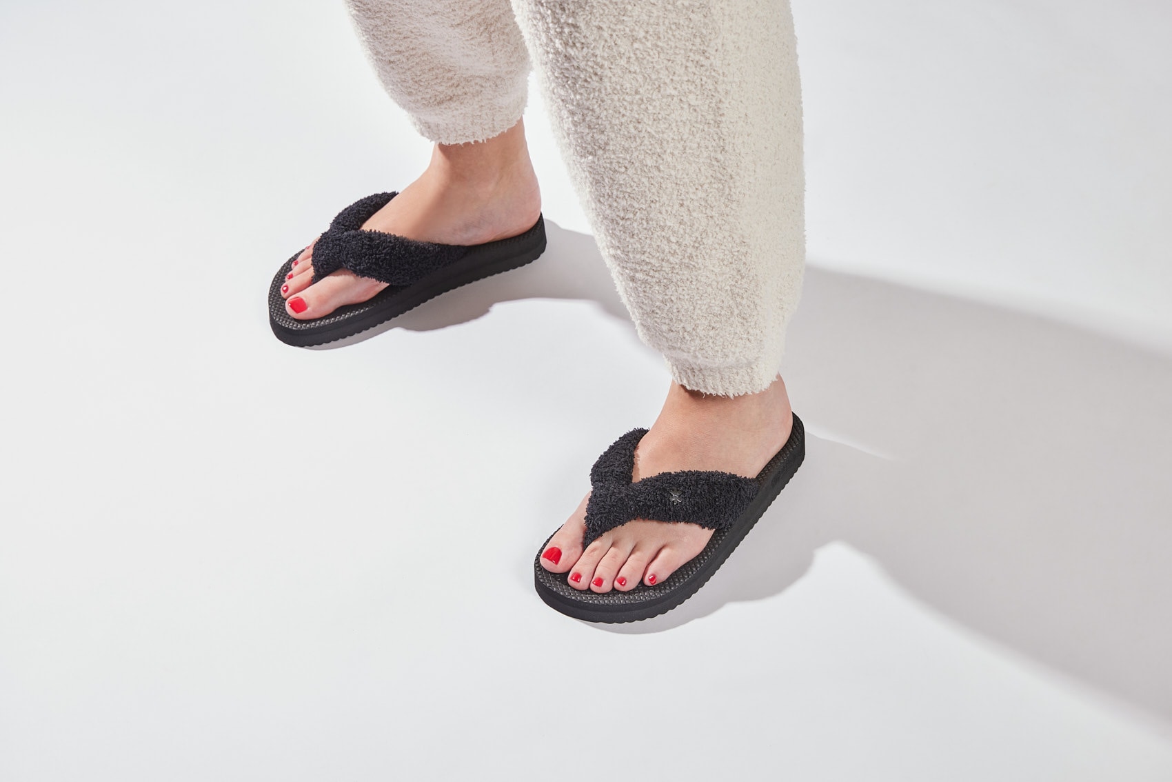 Flip Flop Plüsch Hausschuhe »comfy*spa«, mit leichter Plateausohle
