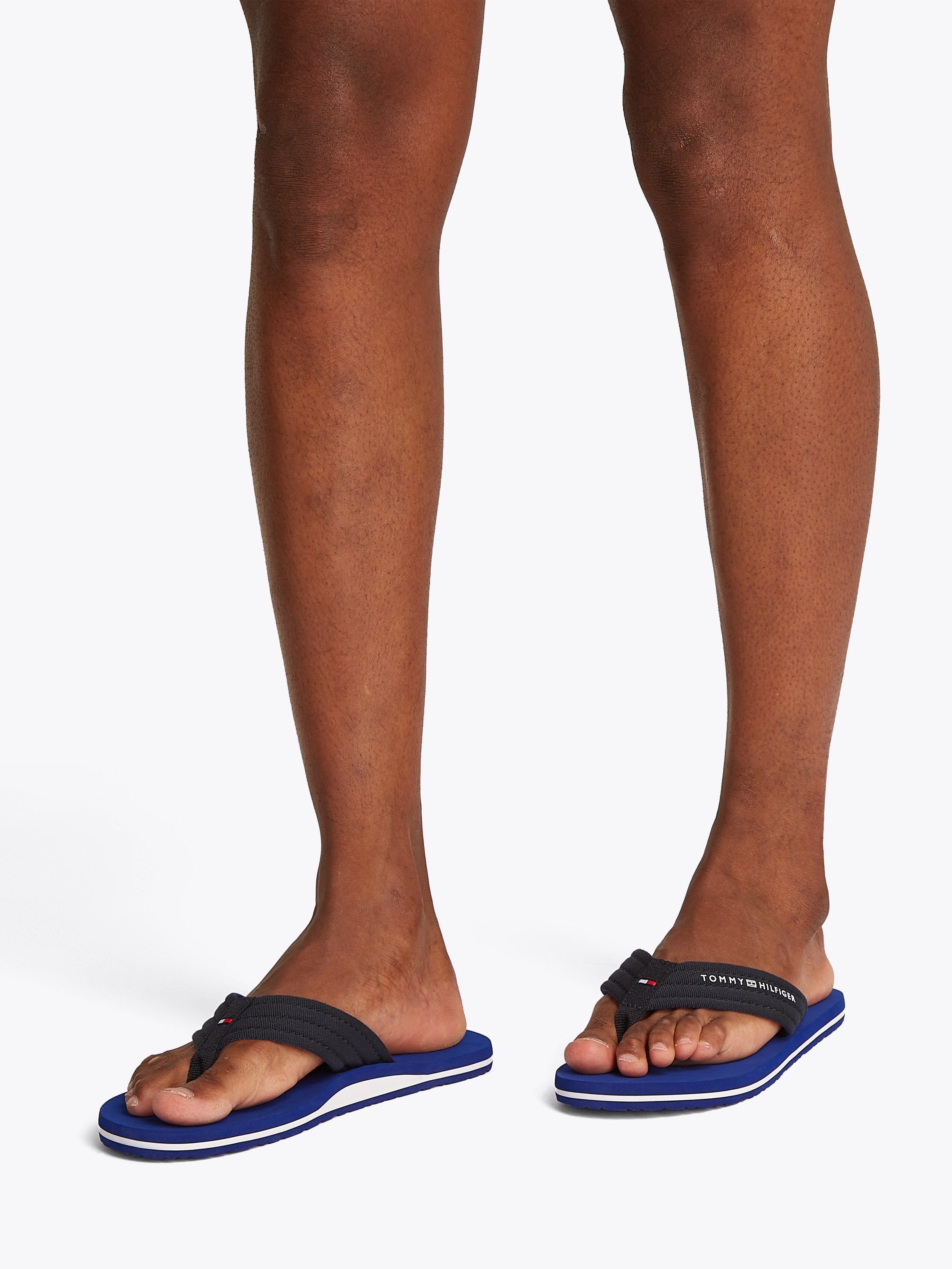 Tommy Hilfiger Zehentrenner »CORPORATE HILFIGER BEACH SANDAL«, Dianette, Sommerschuh, Flats, Bequemschuh mit Streifen