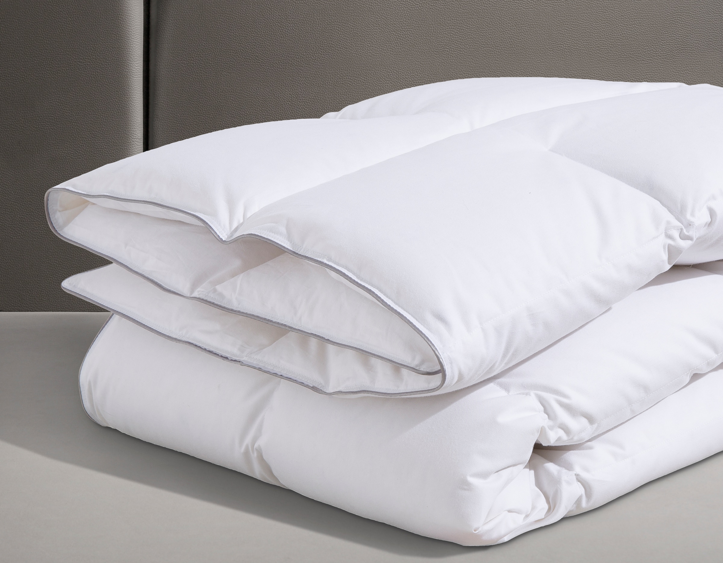 OBB Daunenbettdecke »Edition 125 Jahre, Bettdecken für Sommer und Winter, Ganzjahresdecke«. Füllung 90%Daunen, 10% Federn, Bezug 100% Baumwolle, Bettdecke 135x200 cm, 155x220 cm & weitere Größen, Made in Germany