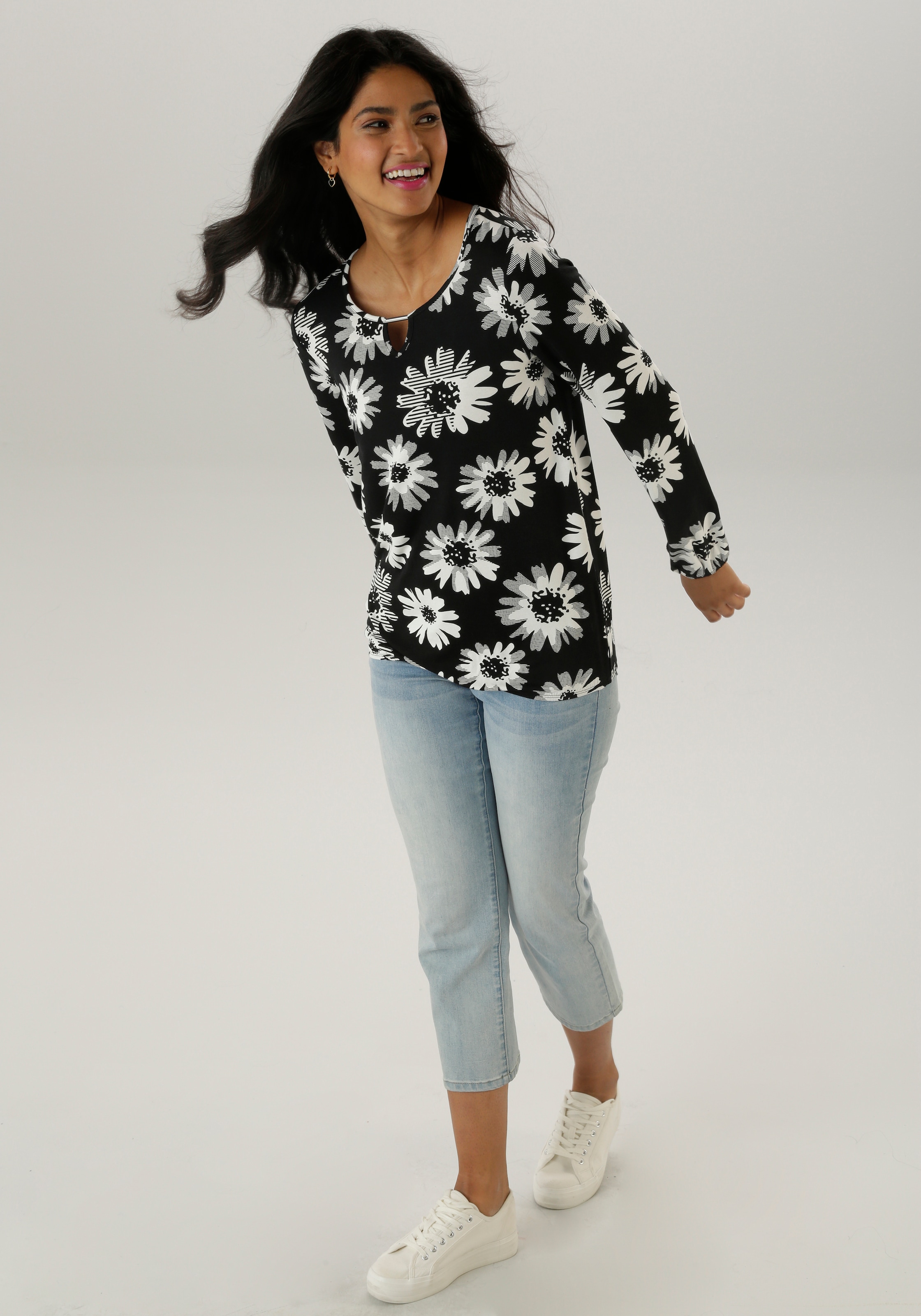 Aniston SELECTED Langarmshirt, mit Cut-out und phantasievollem Blumenmuster
