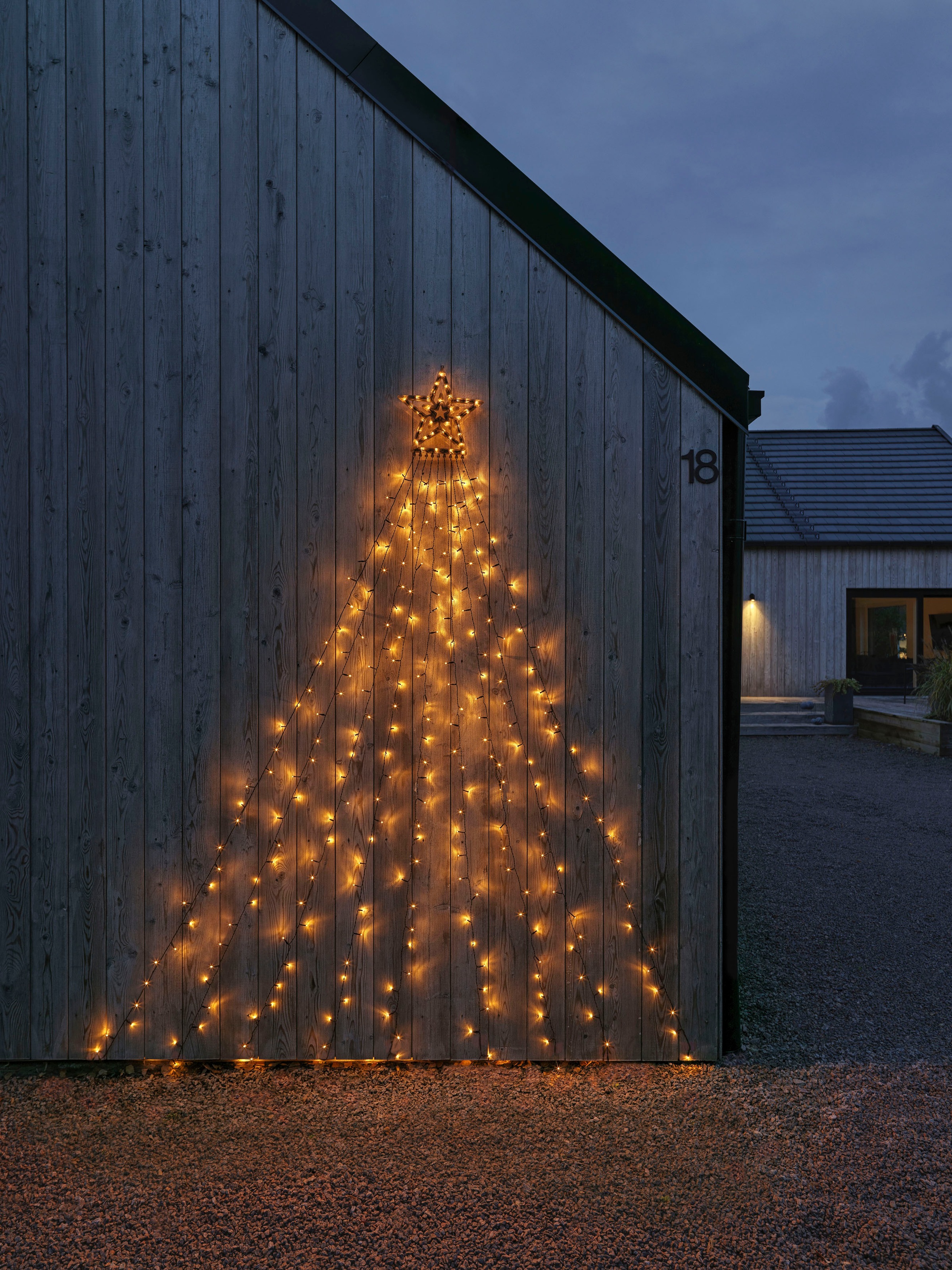 KONSTSMIDE LED-Lichtervorhang »Triangel«, 304 St.-flammig, LED Lichtervorhang mit Stern, 304 bernsteinfarbene Dioden, H. 2,7 m