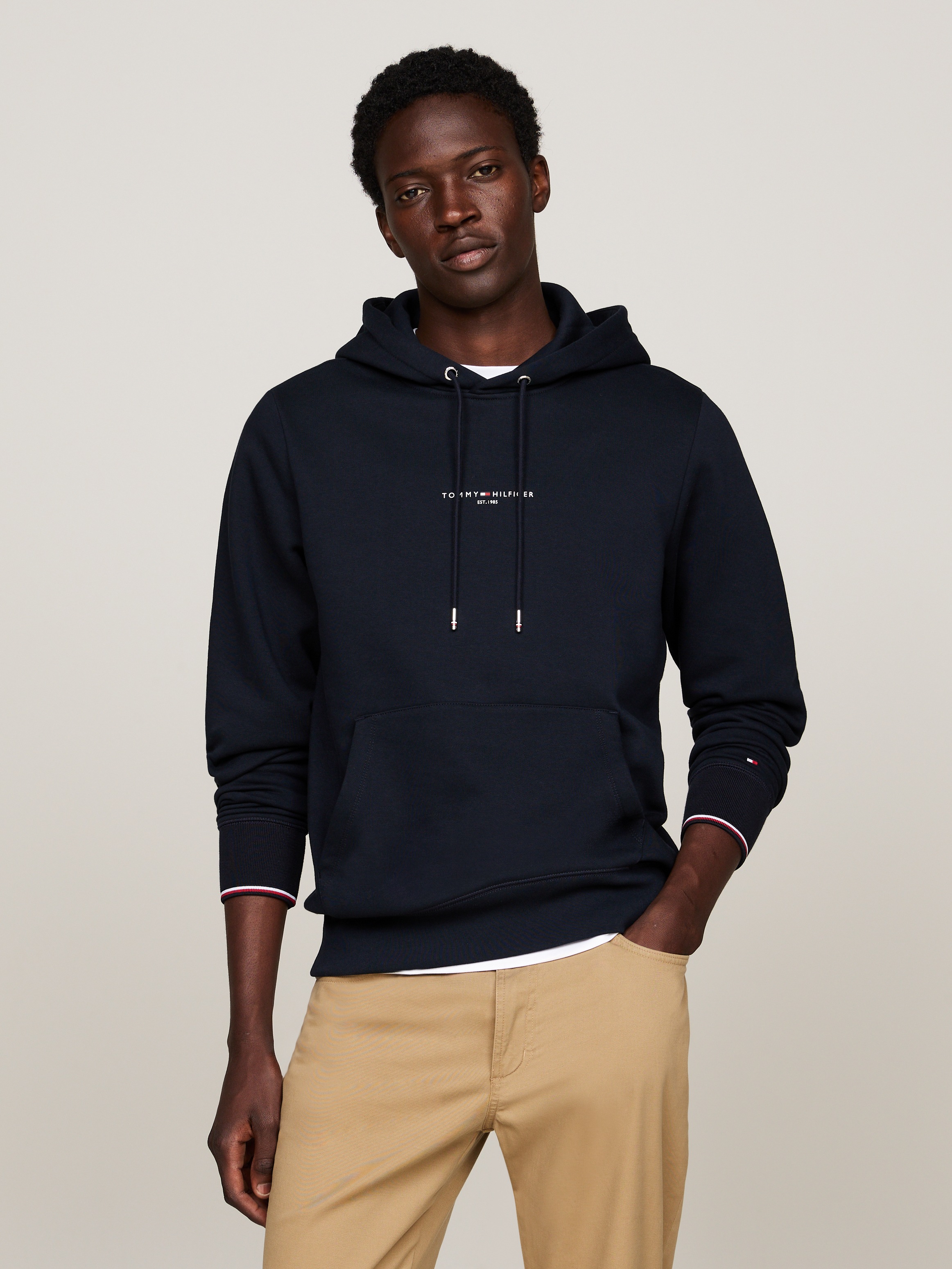 Tommy Hilfiger Hoodie »TOMMY LOGO TIPPED HOODY« Tommy-Tape innen am Ausschnitt, Flag-Stickerei am Ärmel