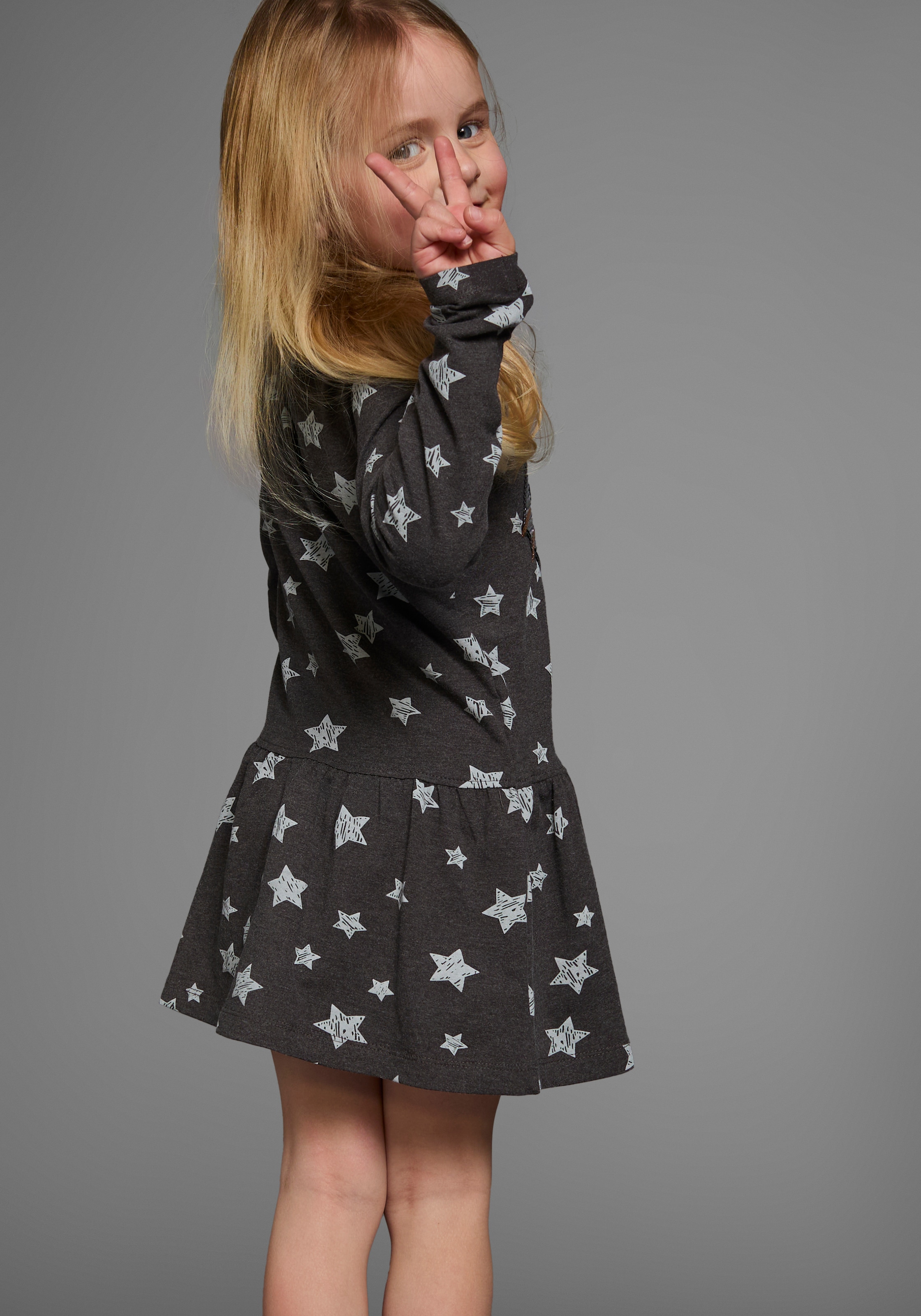 KIDSWORLD Jerseykleid »Kleid mit Pailletten«, Shirtkleid mit süßer Paillettenapplikation