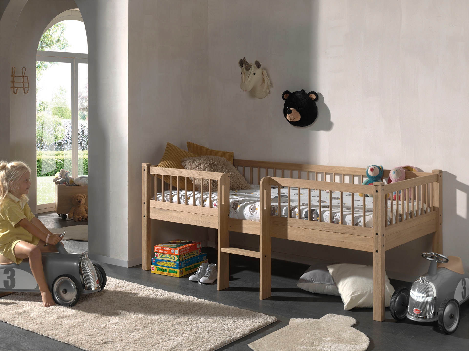 Vipack Massivholzbett »Forrest Massivholzbett Made in Europe, stabil und hochwertig gebaut« 90/200 cm, mit Rollrost und Leiter, seitenverkehrt montierbar,  inkl. umlaufenden Absturzschutz in Sprossenoptik, Eiche natur geölt