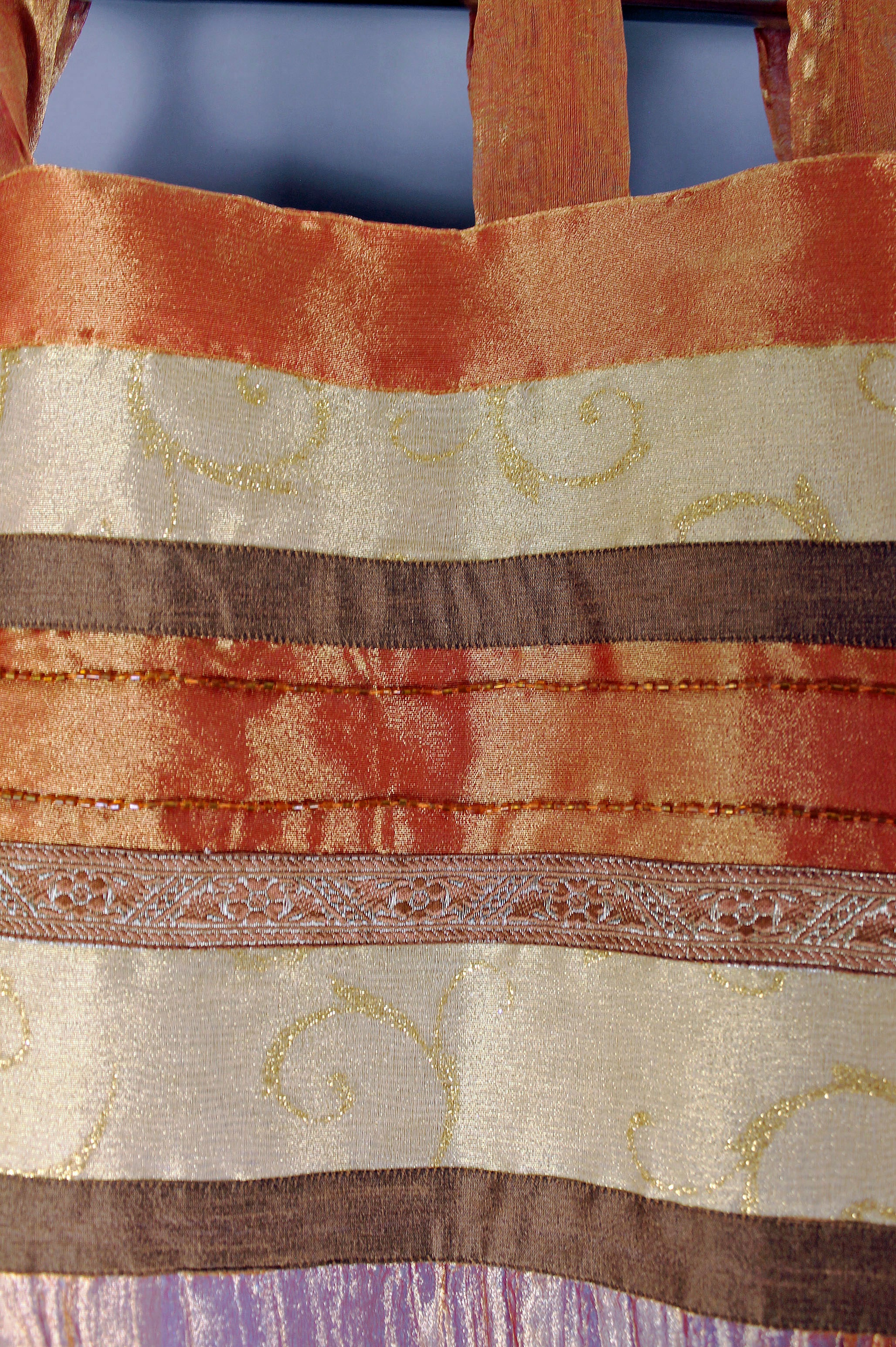 HOSSNER - ART OF HOME DECO Gardine »Lungernsee«, (1 St.), Schlaufenschal mit Brokat-Bordüre