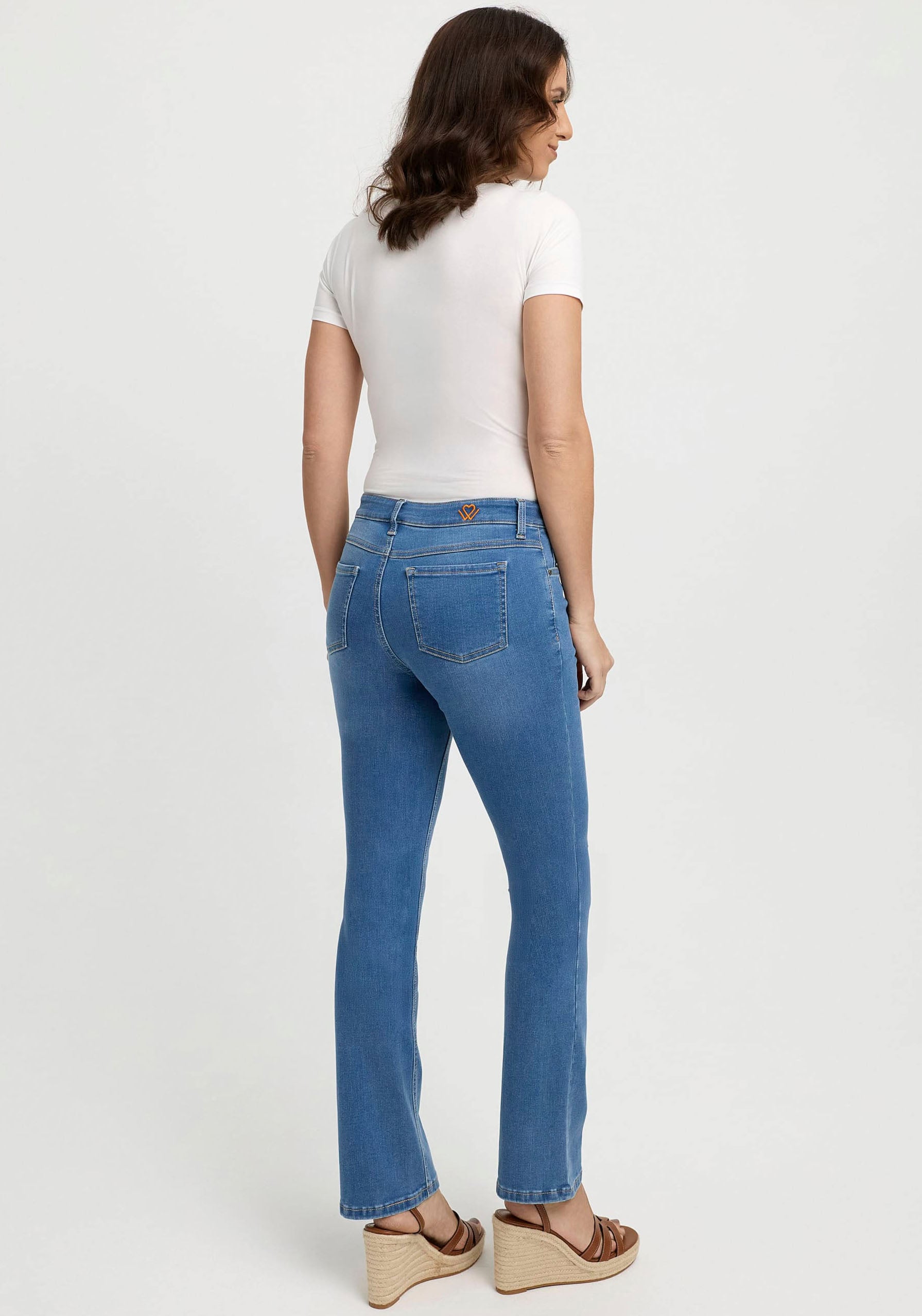 wonderjeans Bootcut-Jeans, Figurbetonte Form mit leicht ausgestelltem Bein