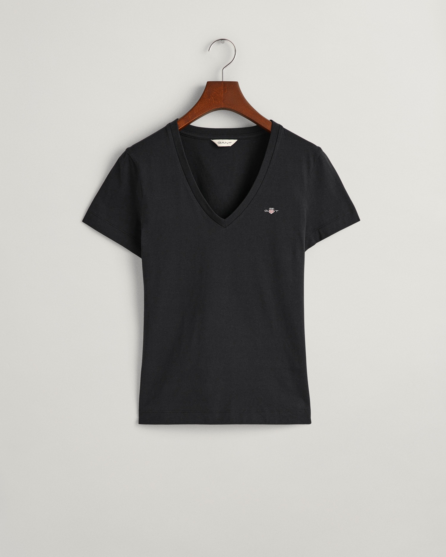 Gant T-Shirt »REG SHIELD KA V-NECK T-SHIRT«, mit einer kleinen Logostickerei auf der Brust