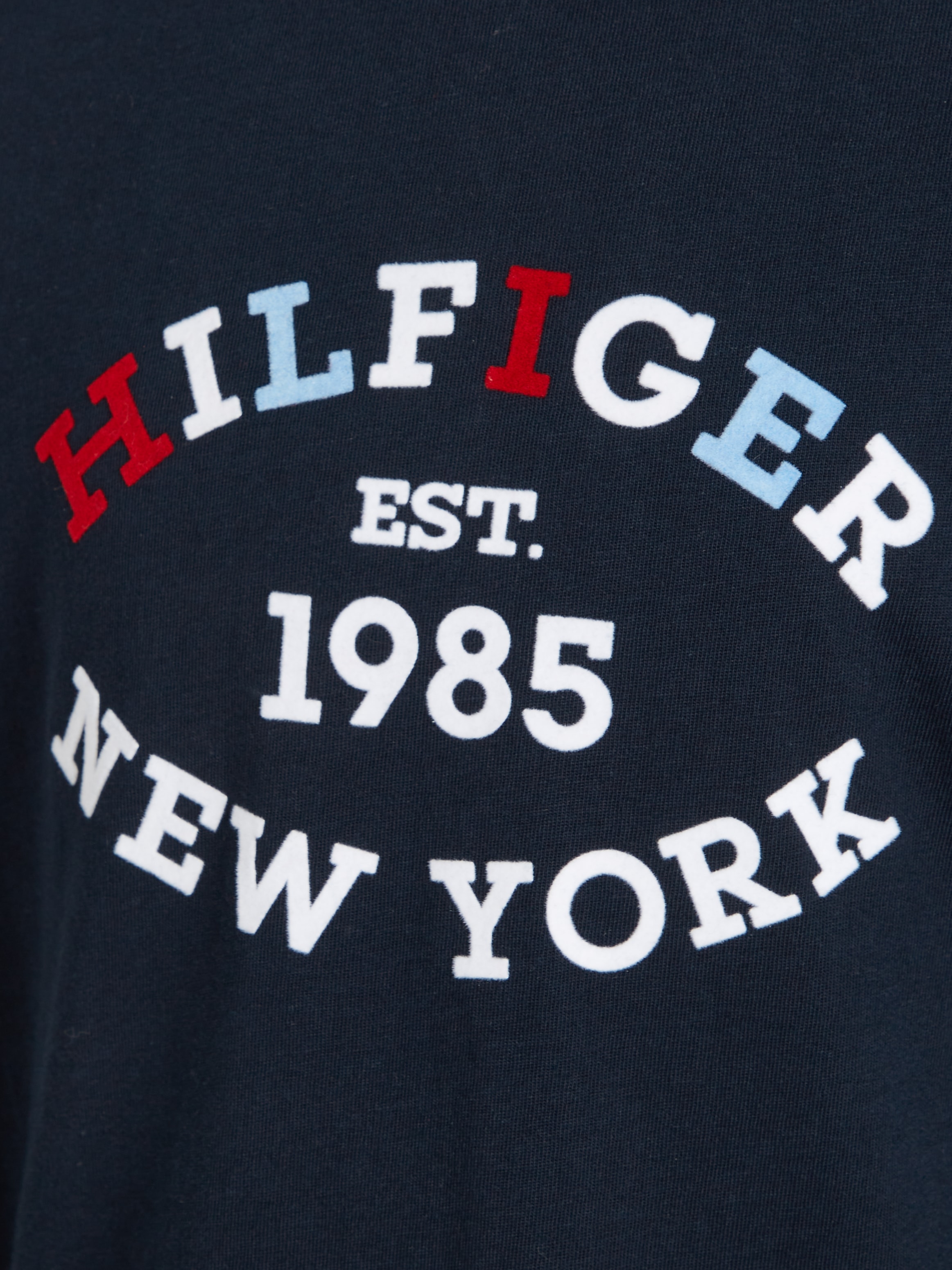 Tommy Hilfiger Langarmshirt »MONOTYPE FLOCK REGULAR TEE LS«, Kinder bis 16 Jahre mit Logoschriftzug