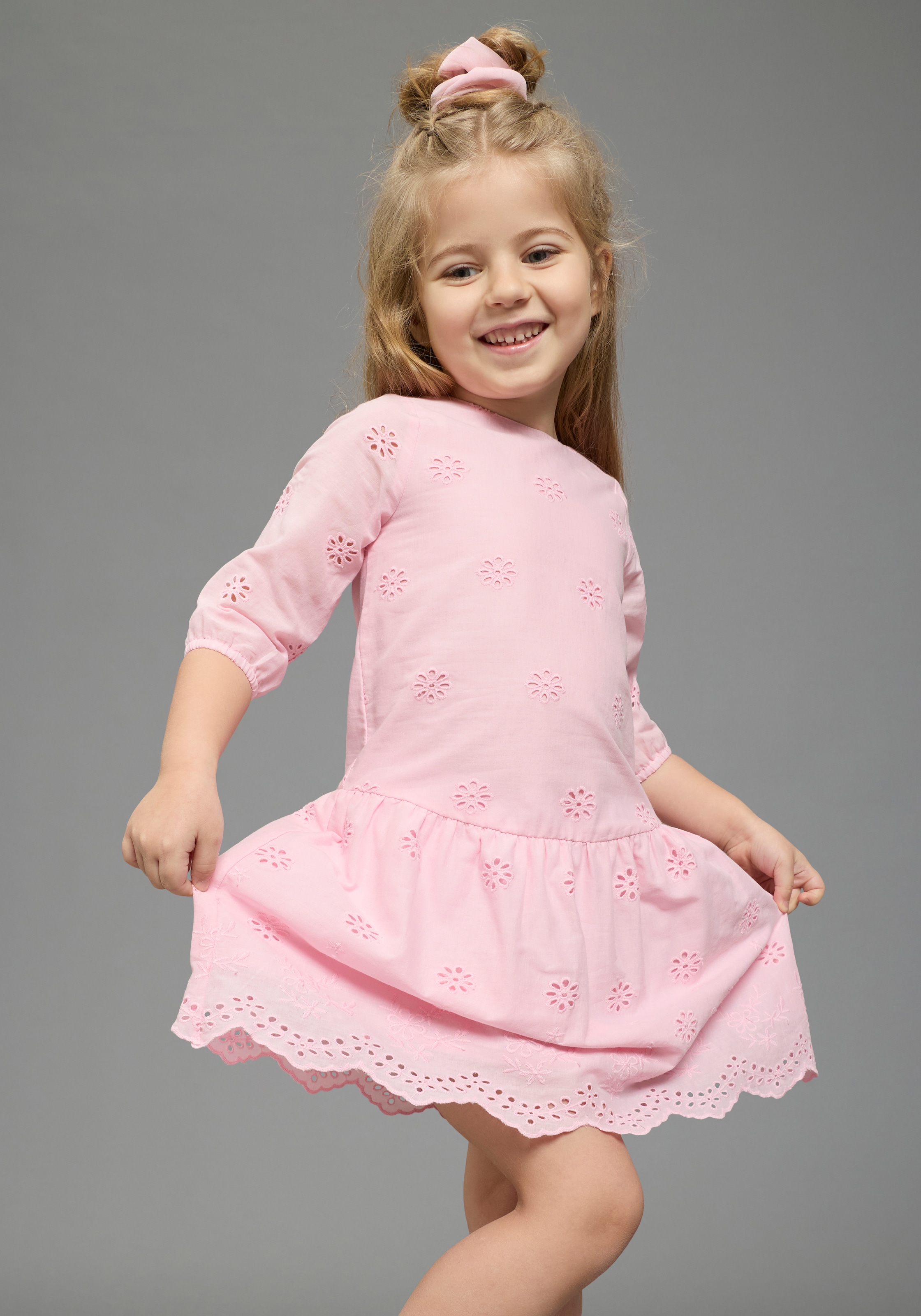 KIDSWORLD Spitzenkleid »Kleid mit Lochstickerei für Mädchen« aus Popeline und Web-Material, mit ausgestellter Passform